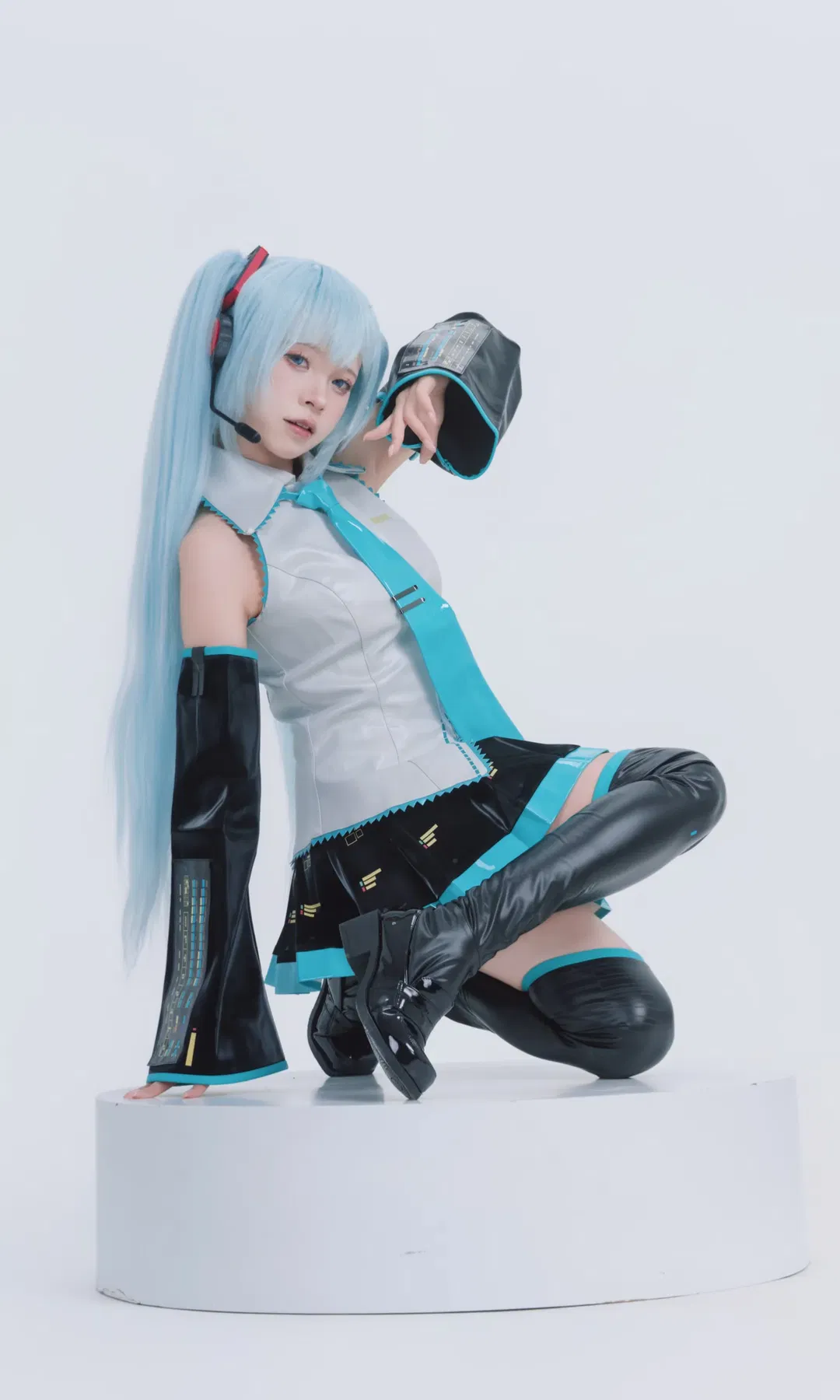 【初音未来cos】蓝色双马尾与电子音的未来感碰撞 - 第 8 张