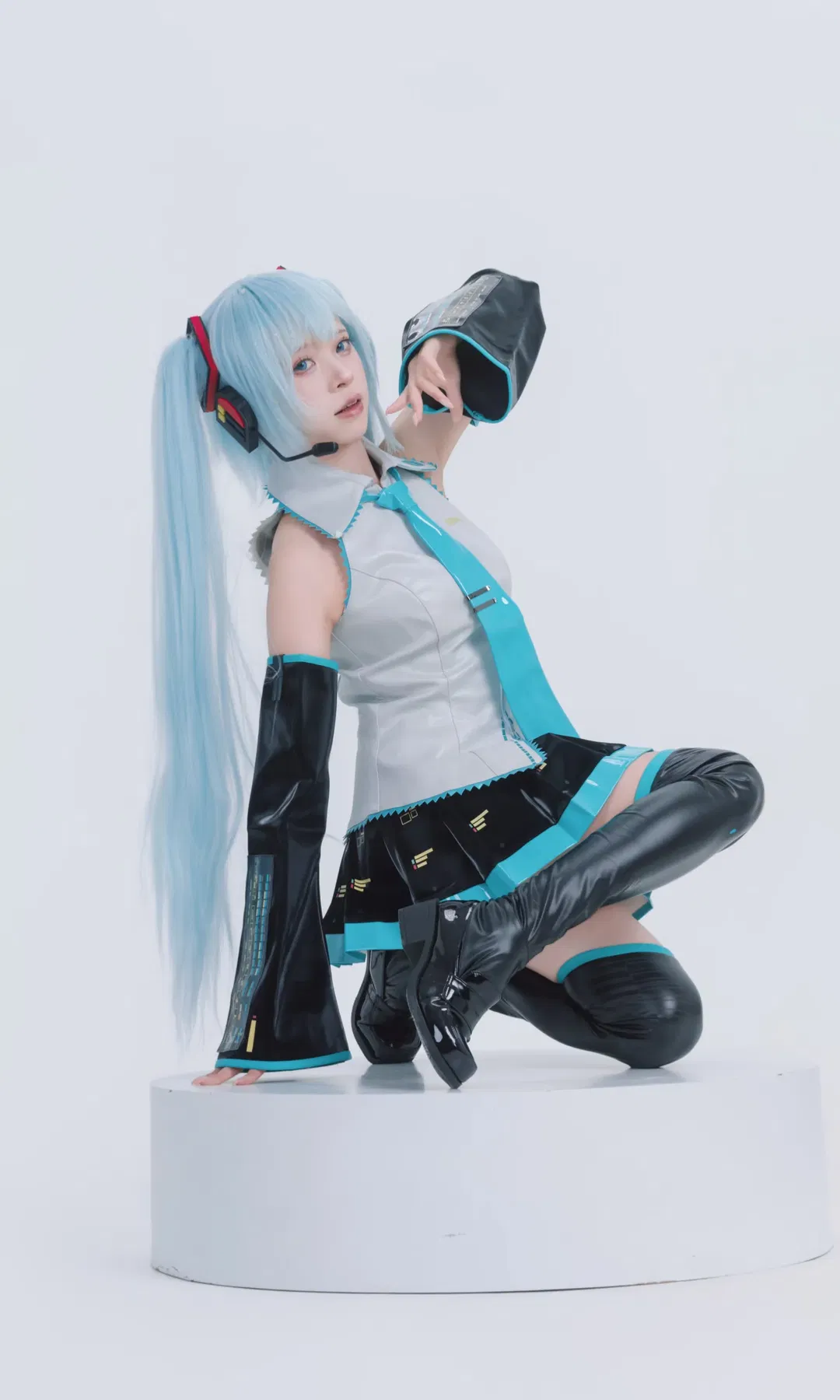 【初音未来cos】蓝色双马尾与电子音的未来感碰撞 - 第 9 张
