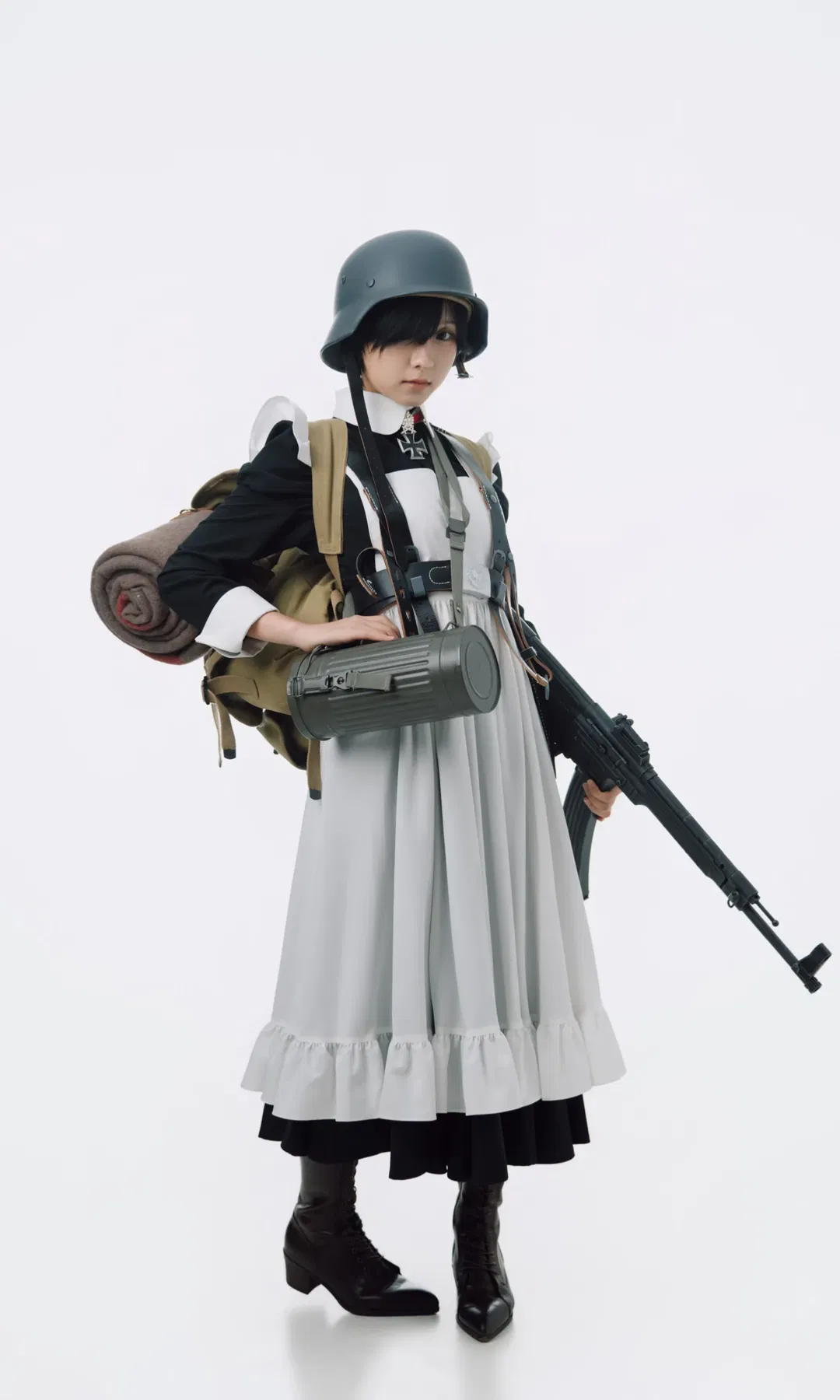 戰術娘與女僕裝的硬核混搭 白棚拍攝這套戰術穿搭真的費體力