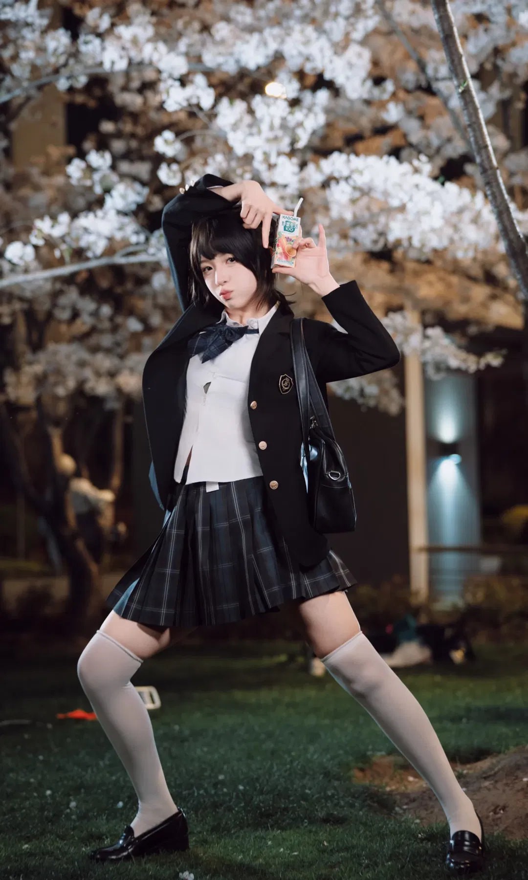 夜晚樱花树下的JK制服写真 白丝过膝袜拿捏清冷与青春氛围感 - 第 1 张