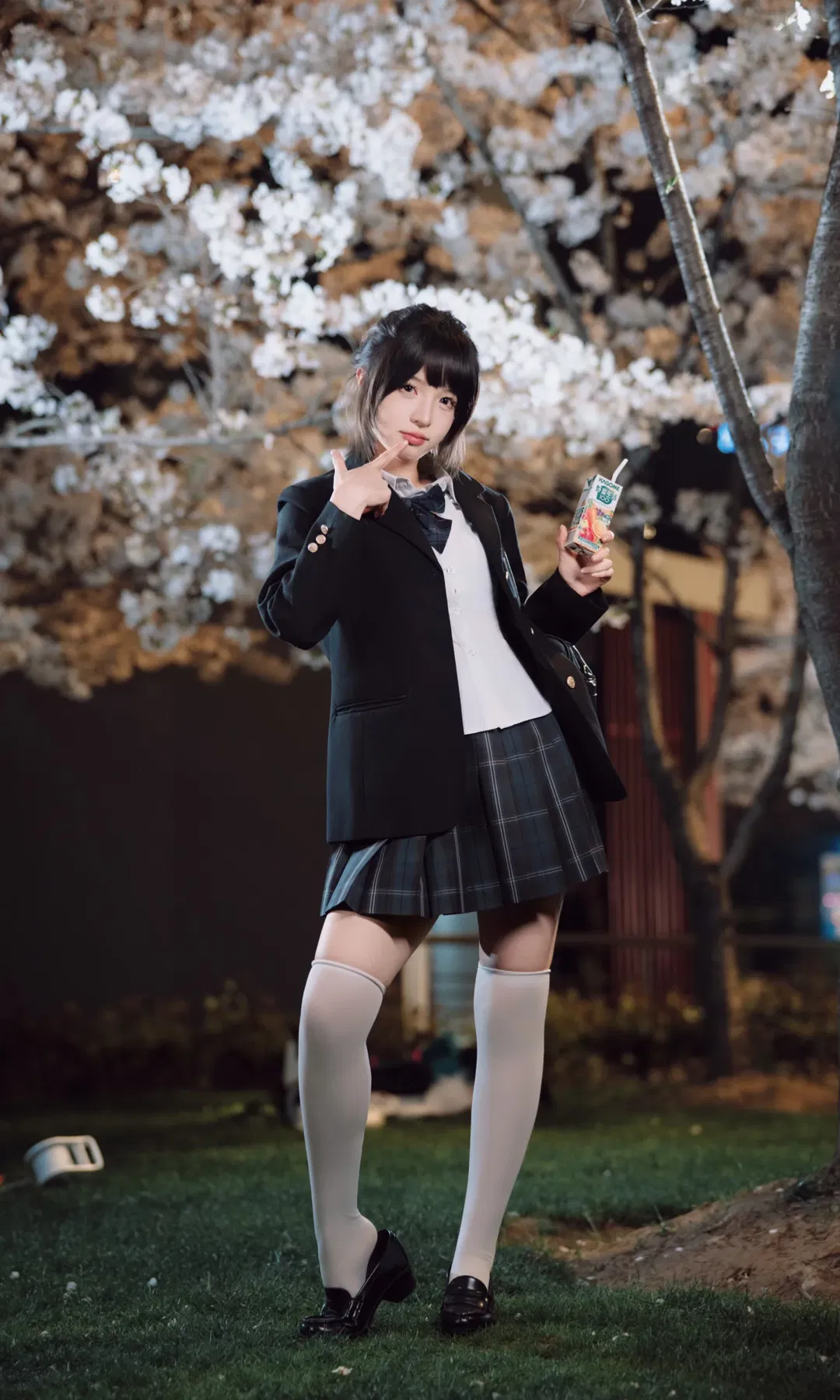 夜晚樱花树下的JK制服写真 白丝过膝袜拿捏清冷与青春氛围感 - 第 3 张