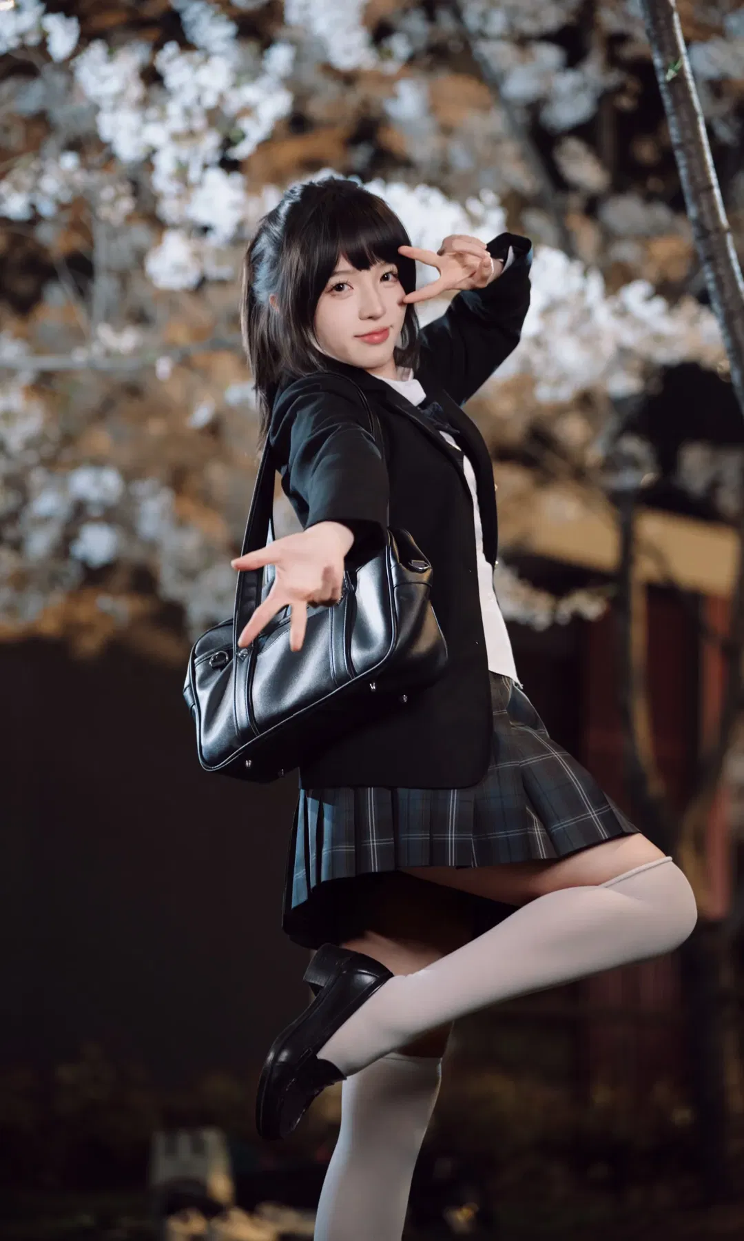 夜晚樱花树下的JK制服写真 白丝过膝袜拿捏清冷与青春氛围感 - 第 5 张