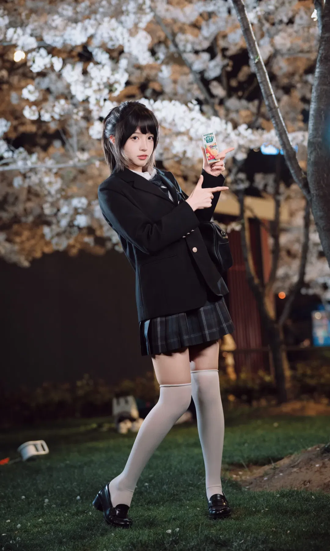夜晚樱花树下的JK制服写真 白丝过膝袜拿捏清冷与青春氛围感 - 第 6 张