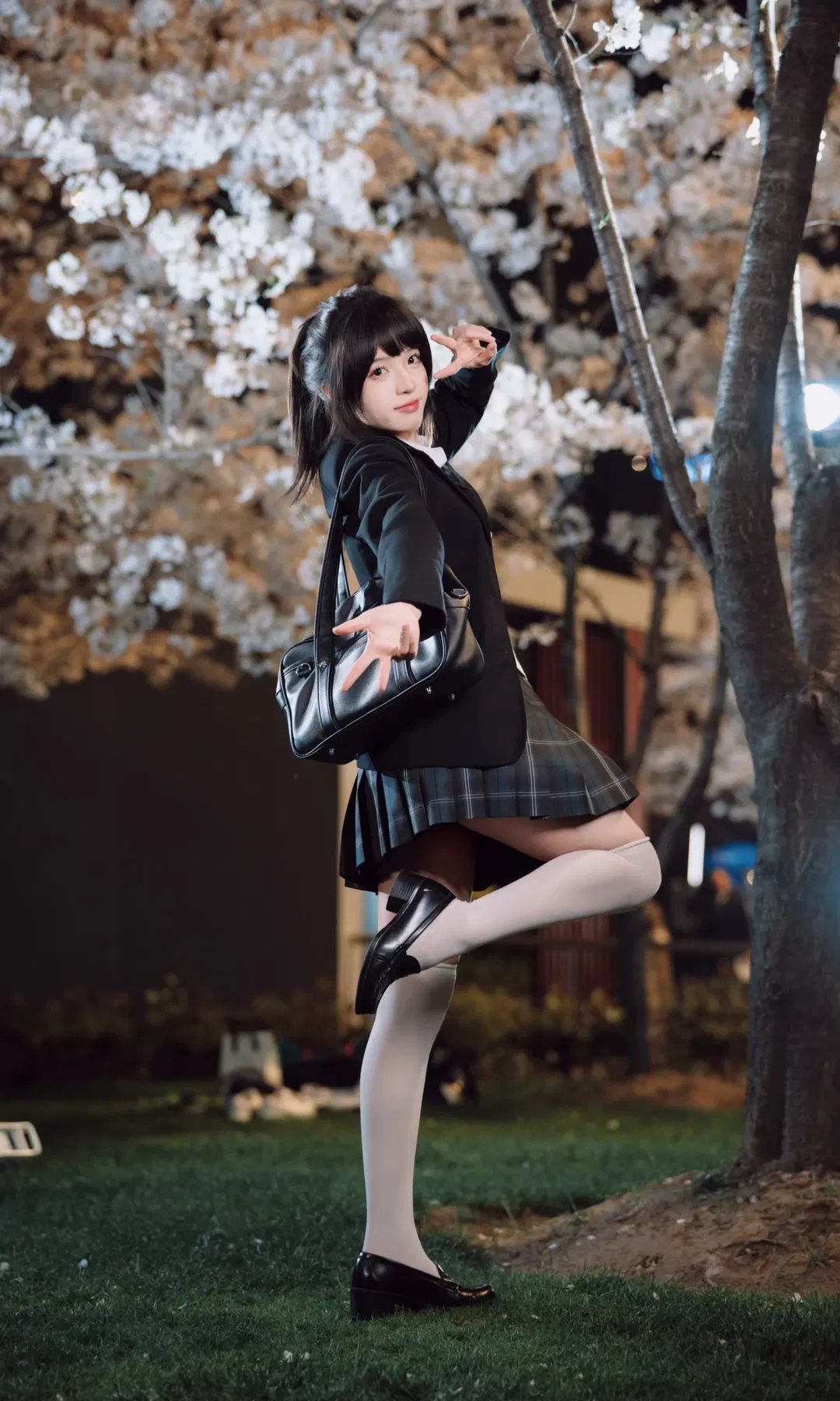 夜晚樱花树下的JK制服写真 白丝过膝袜拿捏清冷与青春氛围感 - 第 7 张