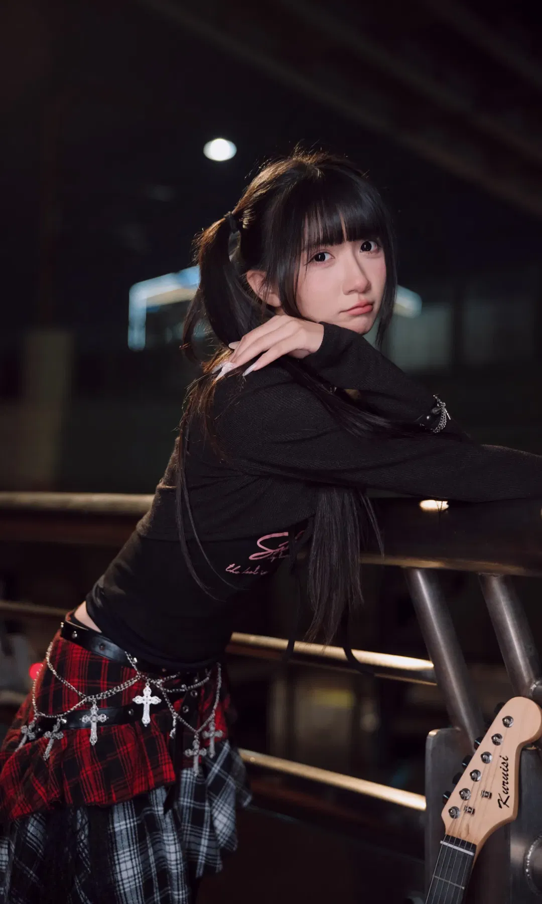 夜巷赛博朋克风摇滚少女，千禧年日系街头摄影 - 第 1 张