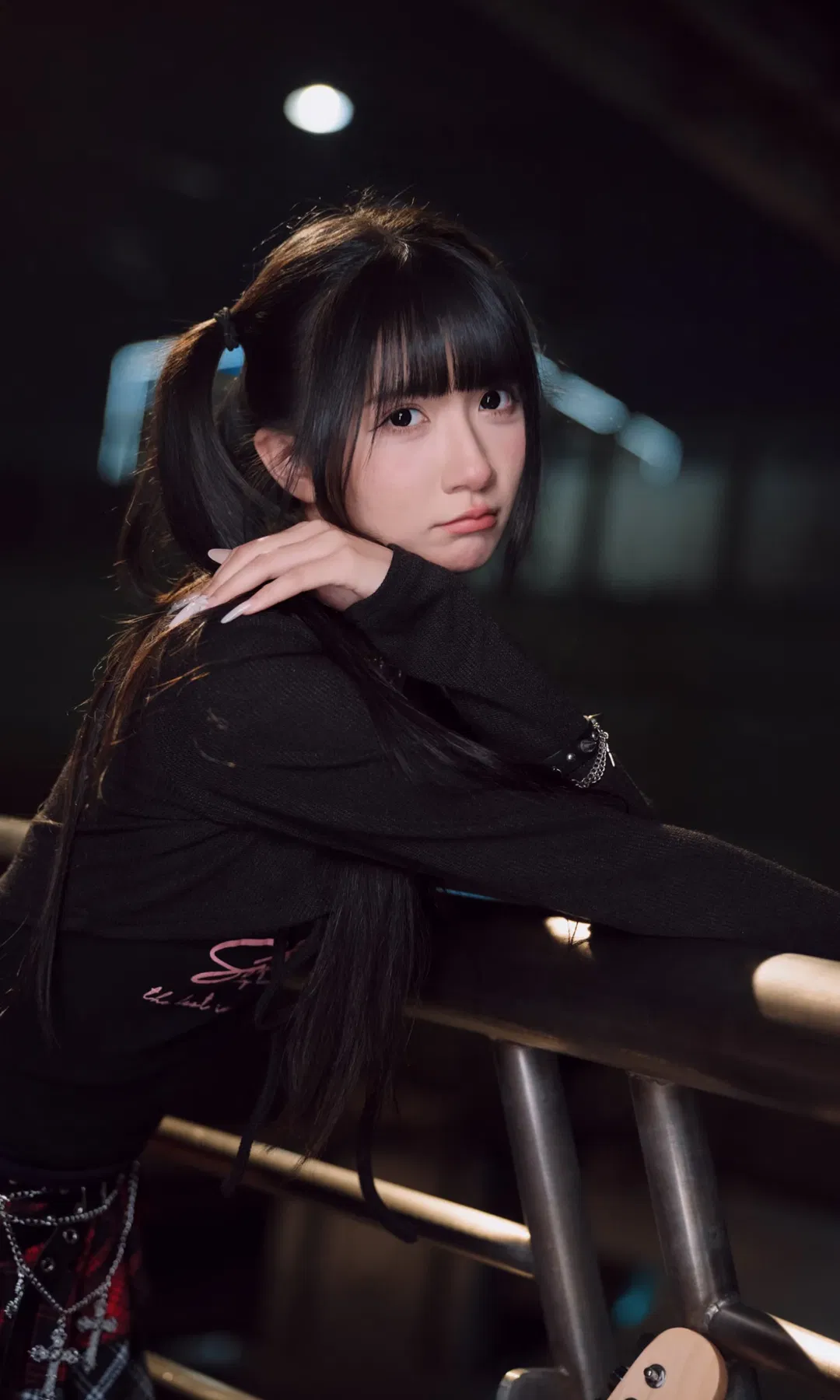 夜巷赛博朋克风摇滚少女，千禧年日系街头摄影 - 第 4 张
