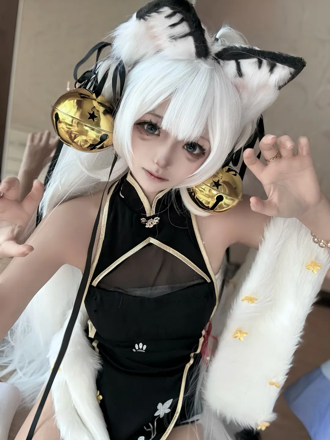 白虎娘cos 虎啸风生的黑白金国风战袍 - 第 1 张