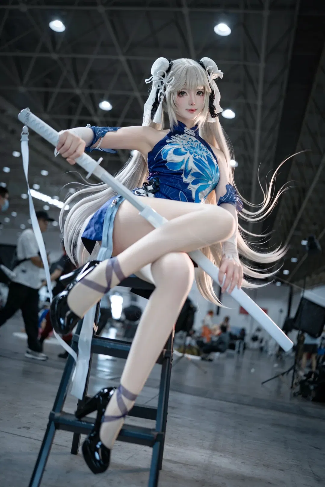 【殷紫萍cos】永劫無間蘭亭月，一襲藍白旗袍盡顯東方武俠之美 - 第 1 張