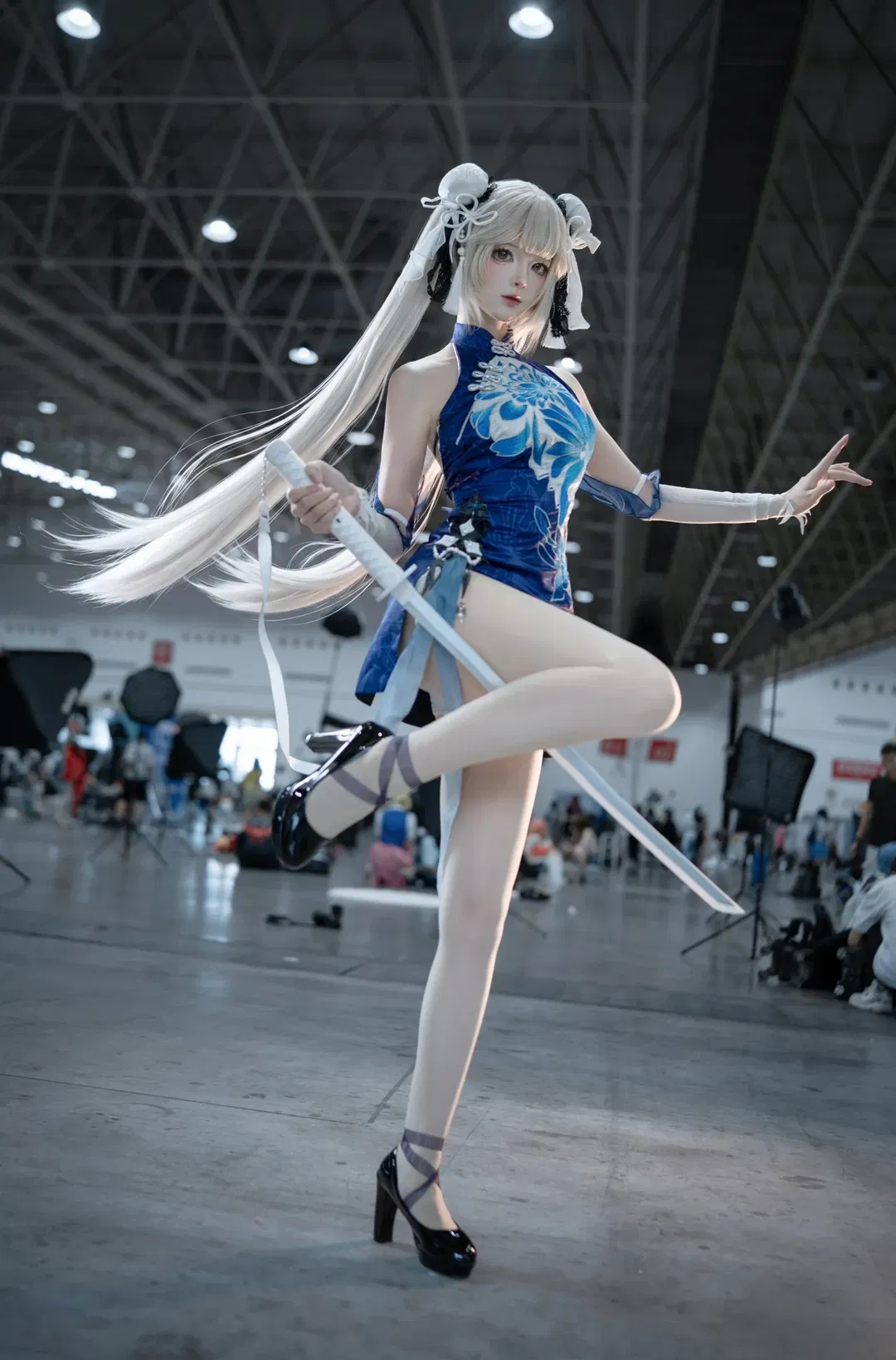 【殷紫萍cos】永劫無間蘭亭月，一襲藍白旗袍盡顯東方武俠之美 - 第 2 張