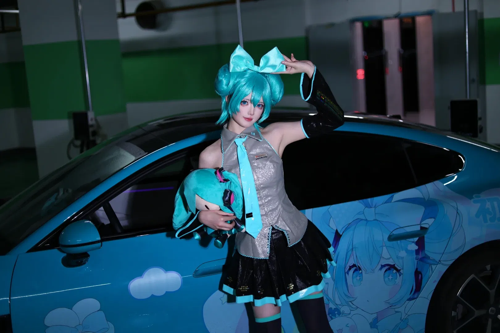 【初音未来cos】海湾蓝新皮肤，在车库拍出绝美质感 - 第 4 张