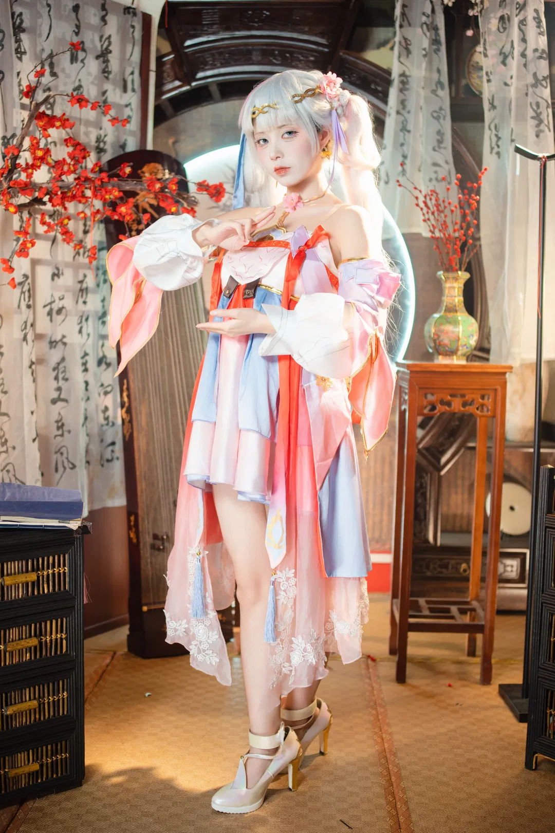 【今汐cos】桃夭灼灼，鸣潮今汐的天宿庭光写真 - 第 1 张