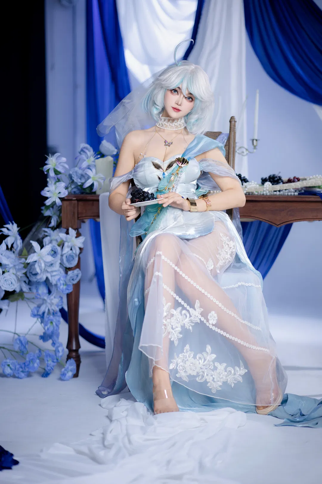 【芙宁娜cos】深蓝帷幔下的光影与薄纱细节 - 第 1 张