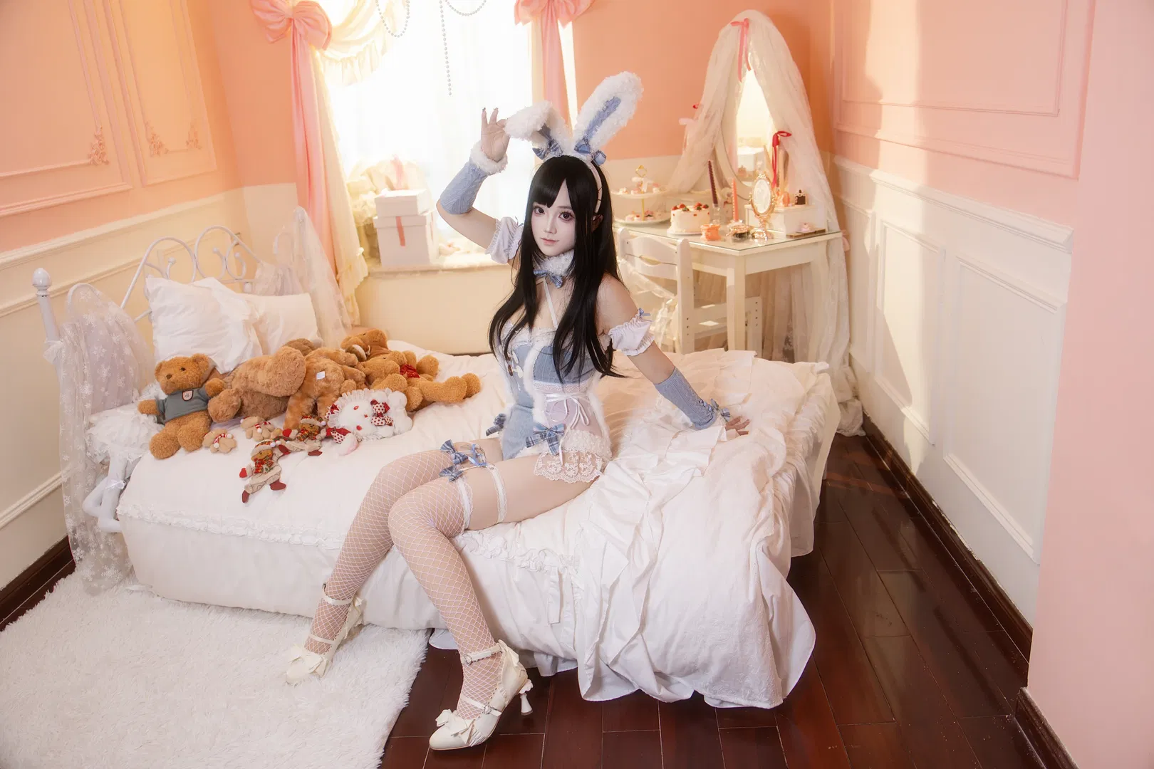 蓝白格纹兔女郎装扮的卧室甜美写真 - 第 3 张