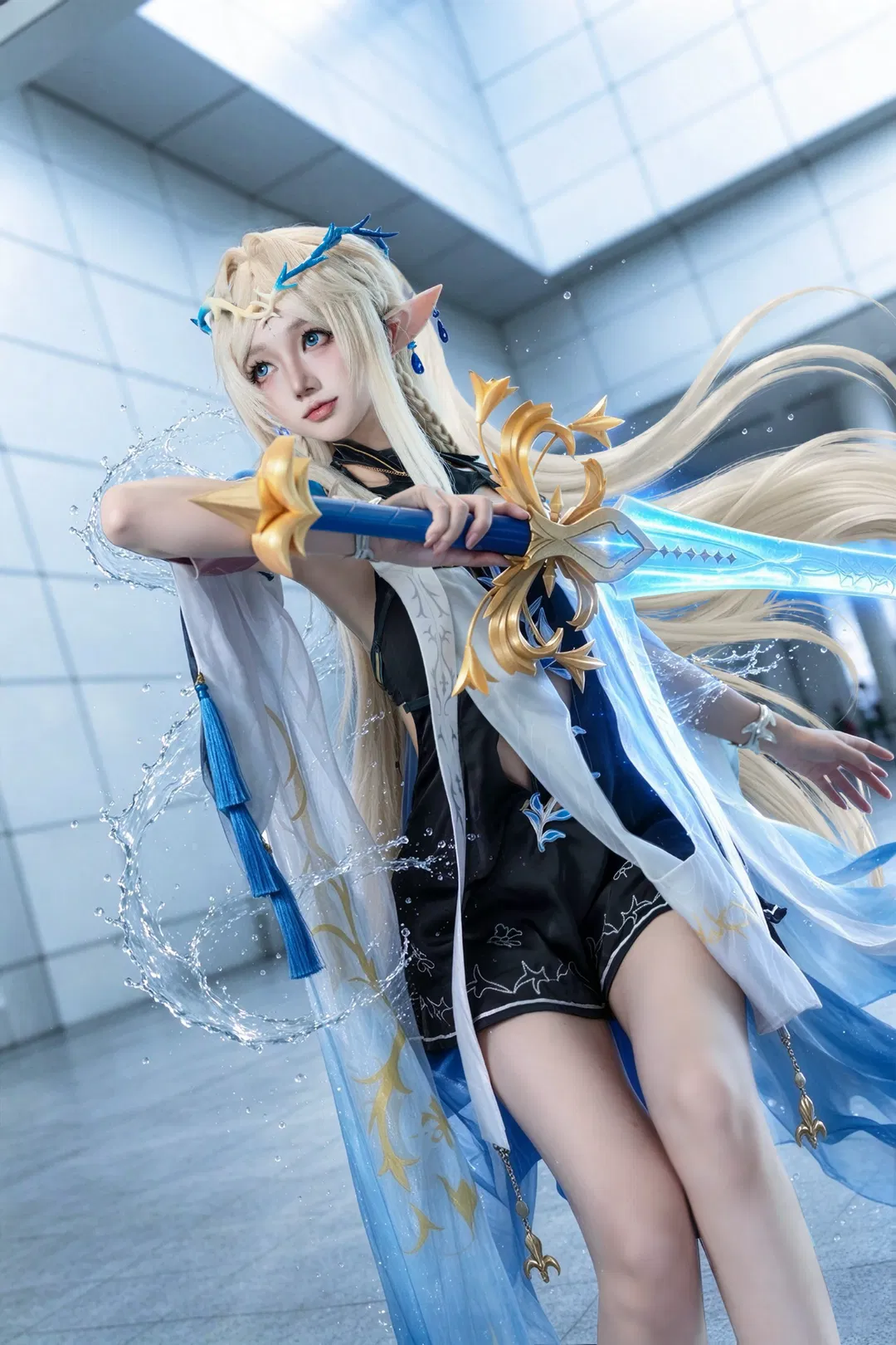 【卡提希婭cos】鳴潮良牙秋典場照，水花特效下的精靈少女 - 第 1 張