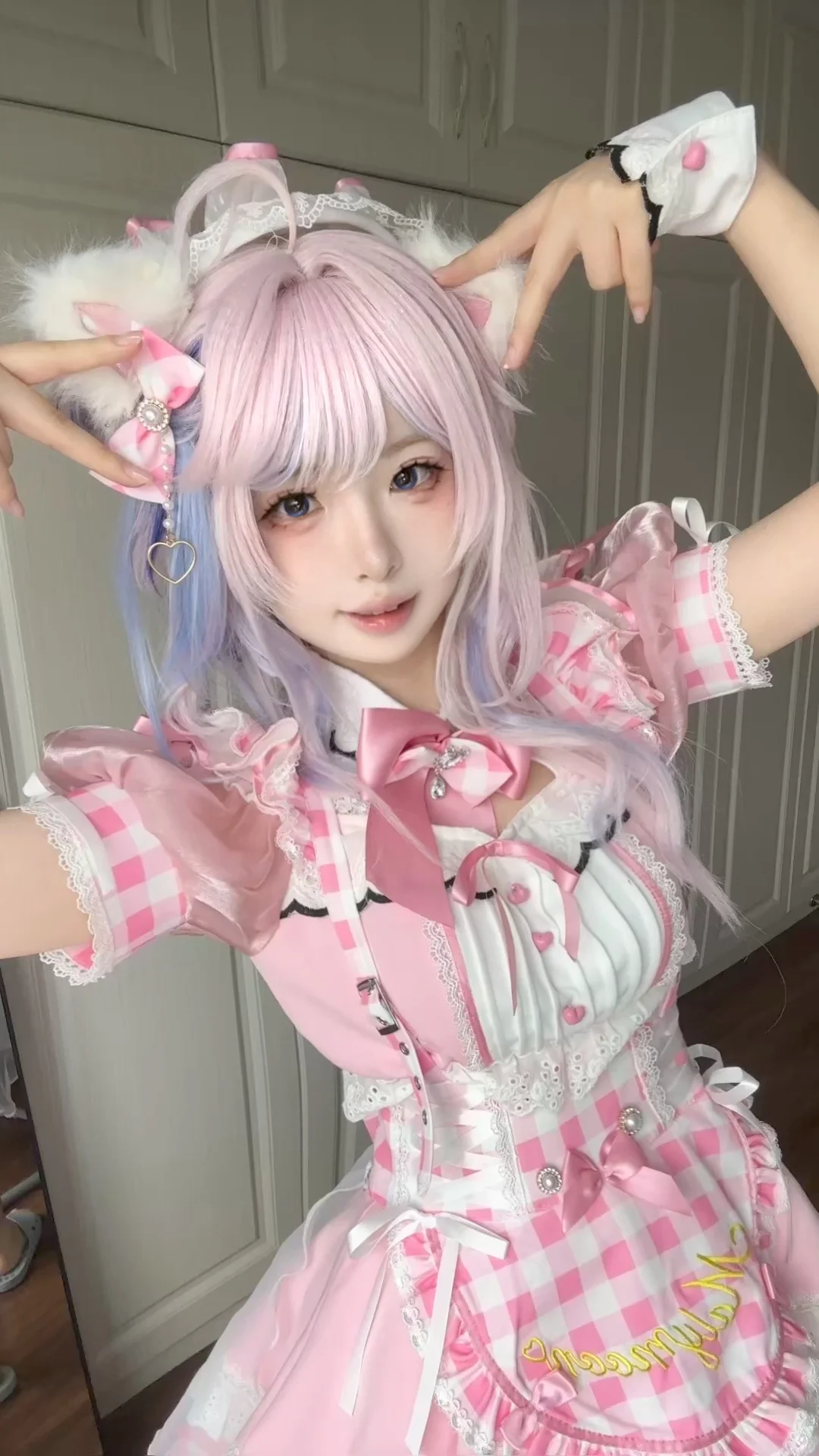 【达妮娅cos】鸣潮粉色系女仆装的室内记录 - 第 1 张