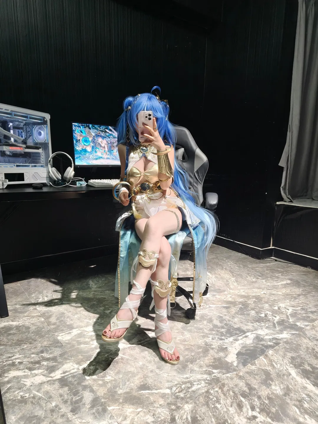 【尤诺cos】鸣潮尤诺的清冷质感与电竞房碰撞 - 第 2 张