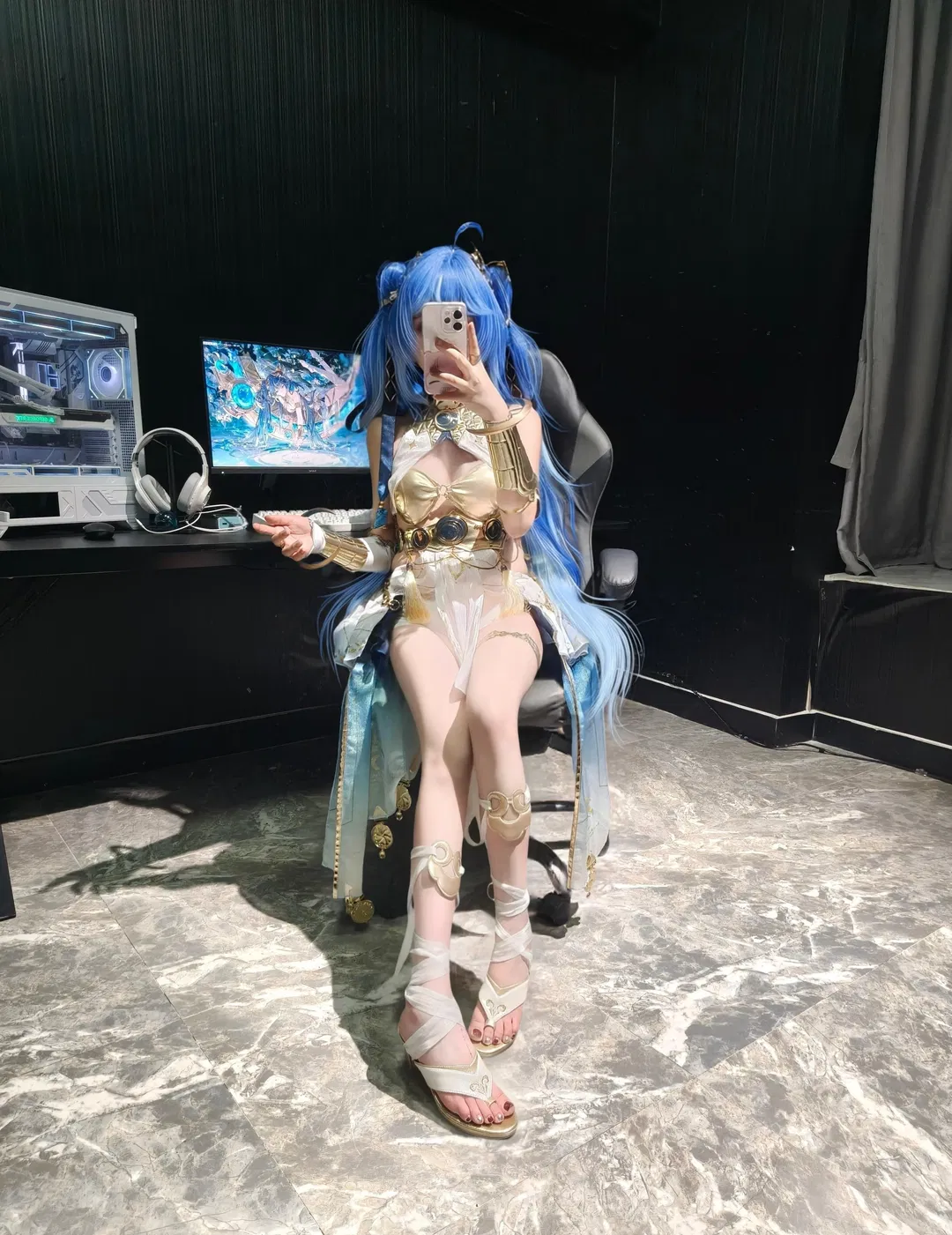 【尤诺cos】鸣潮尤诺的清冷质感与电竞房碰撞 - 第 3 张