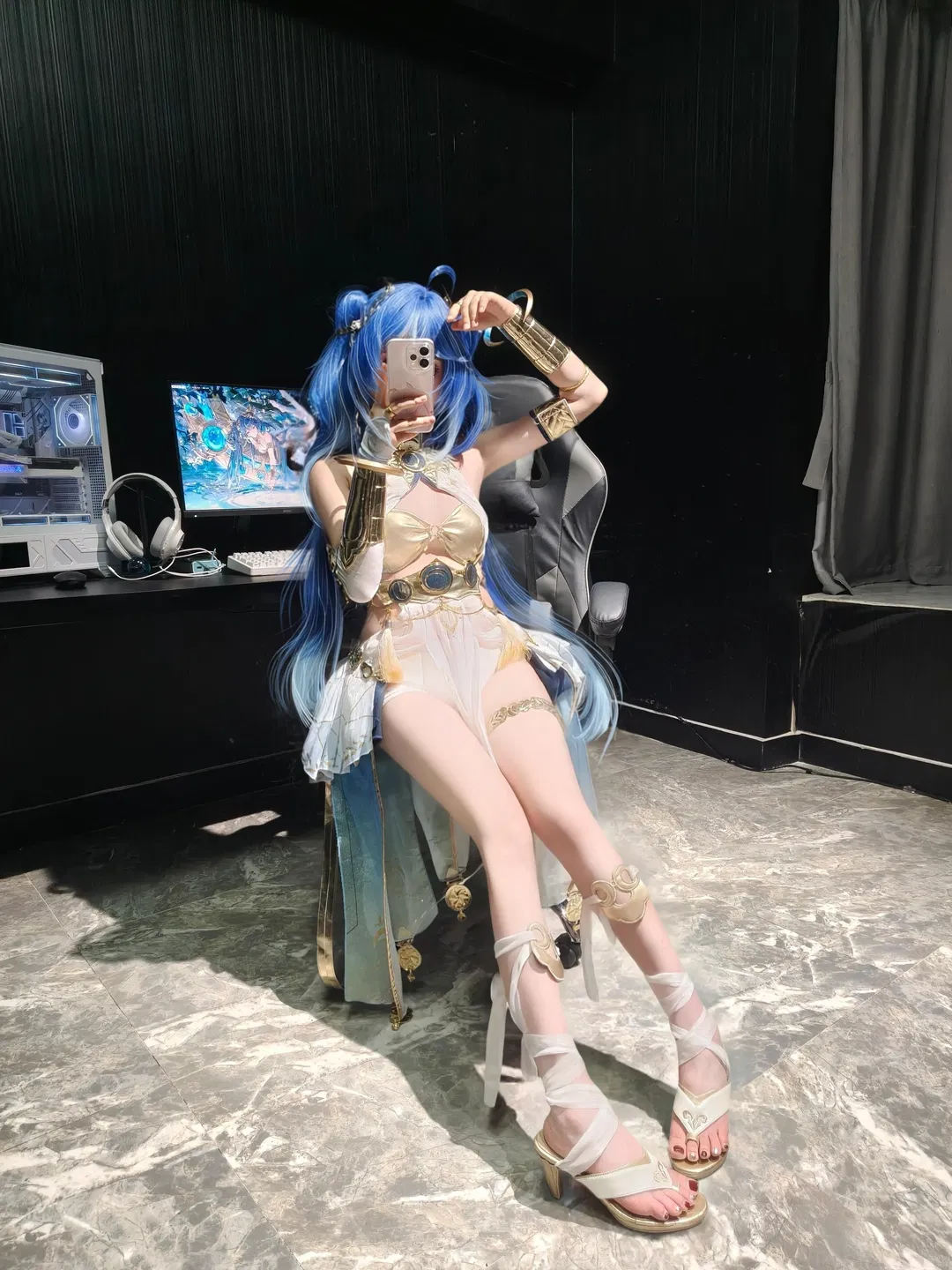 【尤诺cos】鸣潮尤诺的清冷质感与电竞房碰撞 - 第 4 张