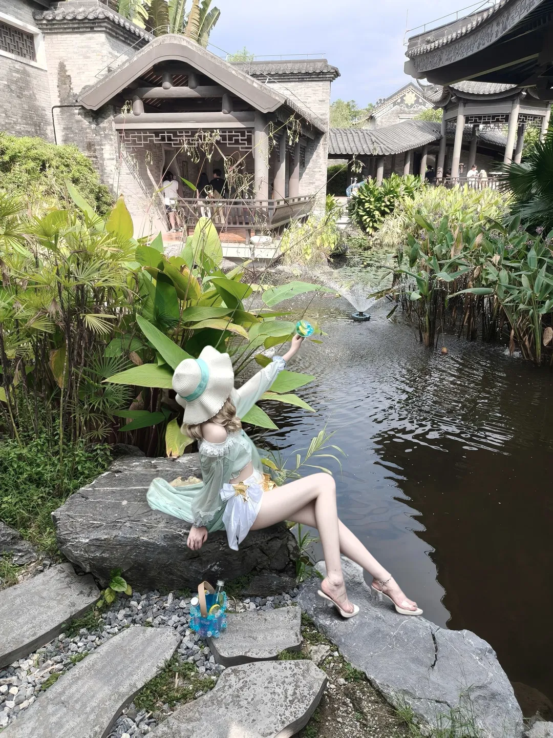 【调酒师cos】第五人格夏日水景园林里的微醺感 - 第 1 张
