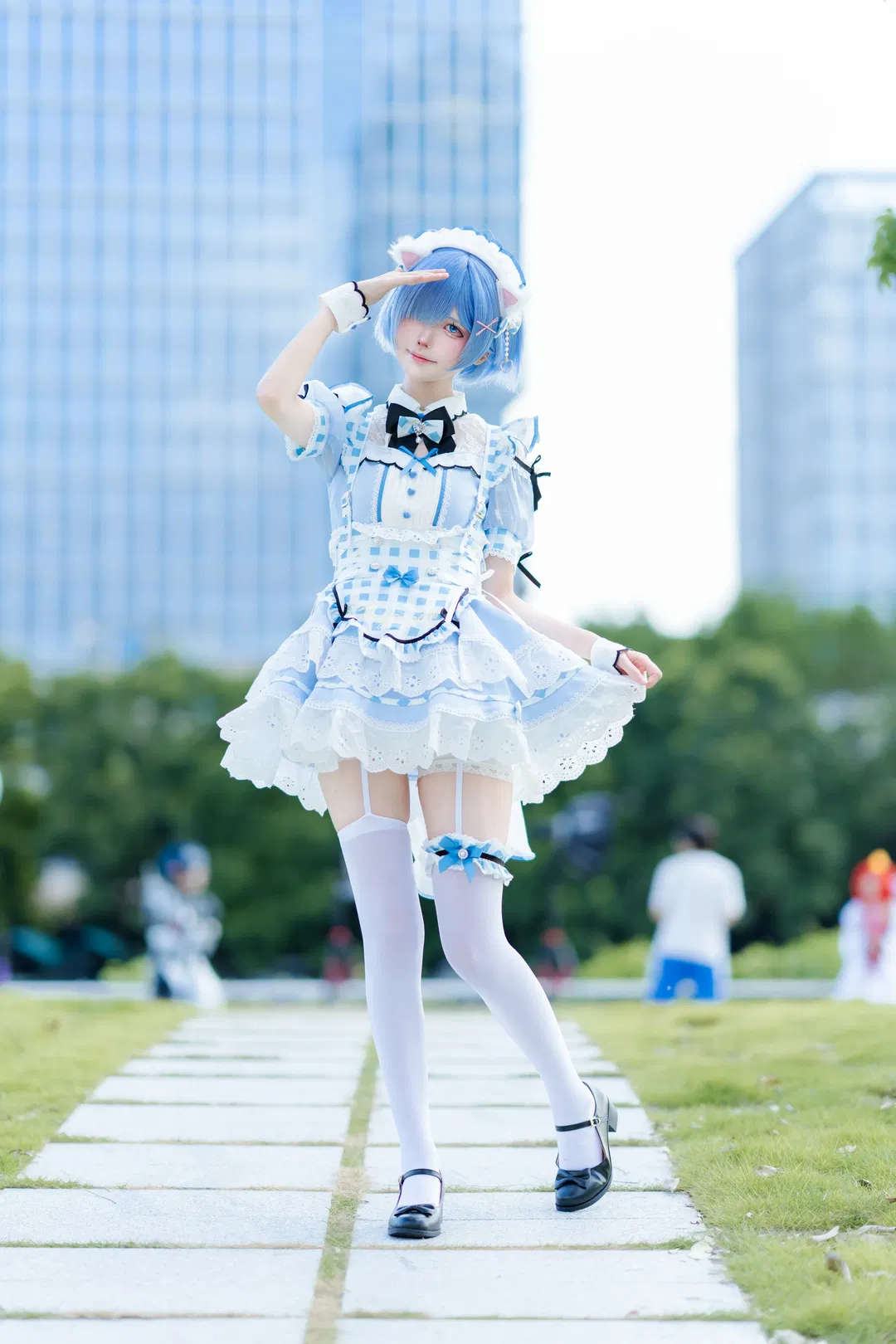 【蕾姆cos】清新蓝白女仆装，户外自然光拍摄 - 第 8 张