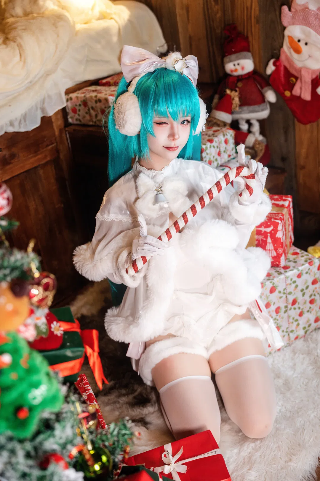 【初音未来cos】圣诞白毛绒穿搭与木屋氛围 - 第 3 张