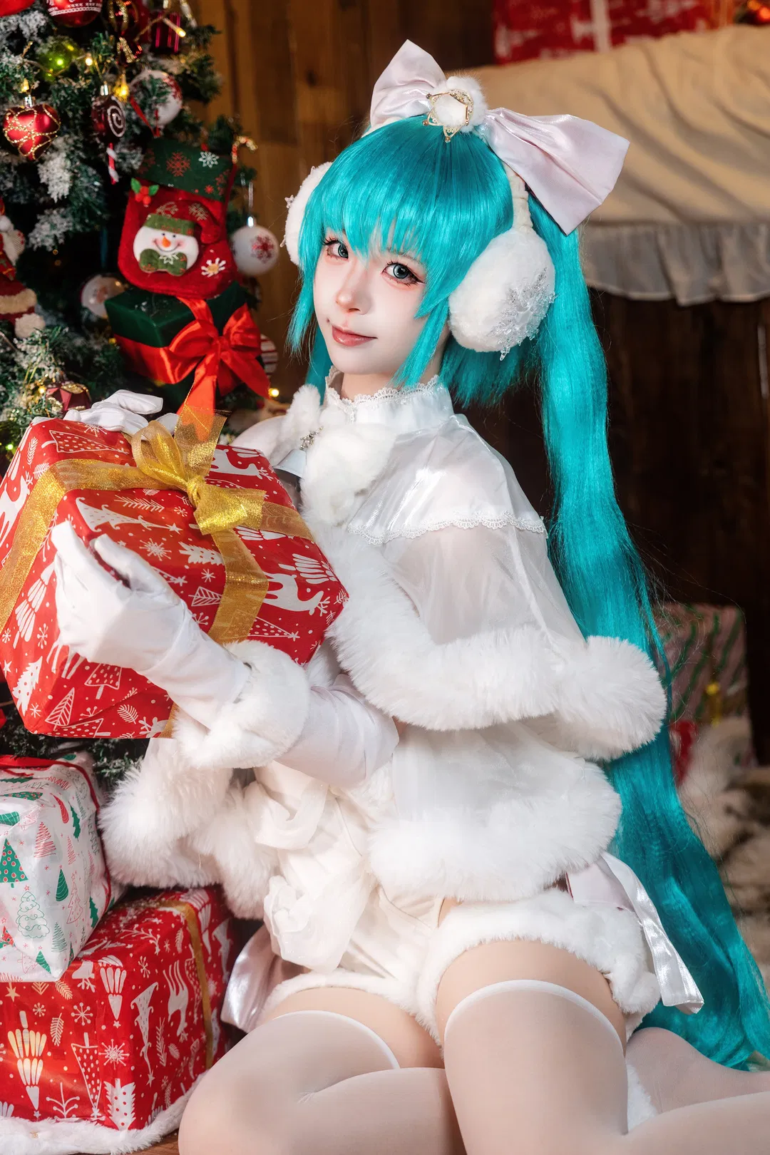 【初音未来cos】圣诞白毛绒穿搭与木屋氛围 - 第 5 张