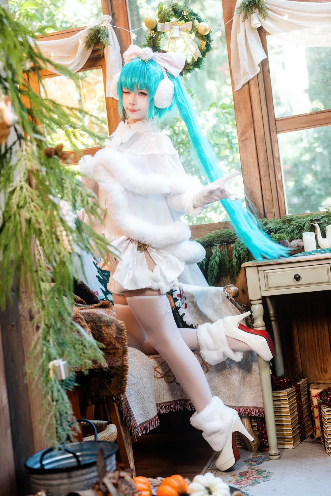 【初音未来cos】圣诞白毛绒穿搭与木屋氛围 - 第 7 张