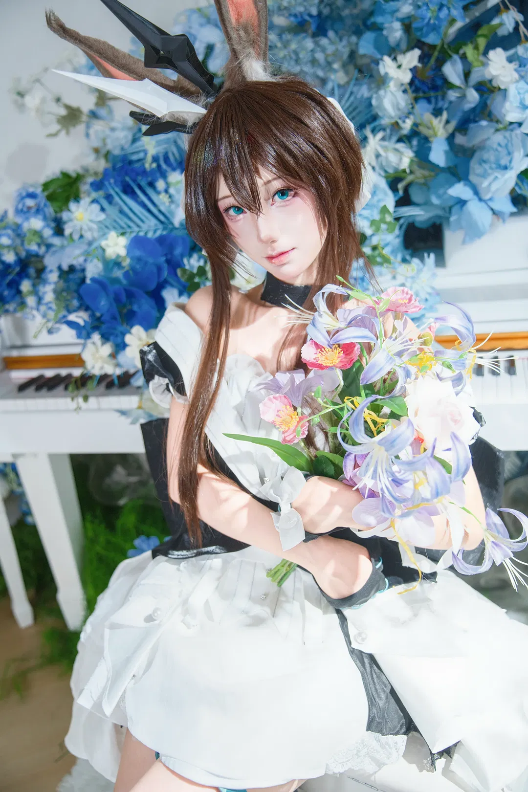 【阿米娅cos】白钢琴与蓝花丛交织，明日方舟日服六周年的花束之约 - 第 1 张