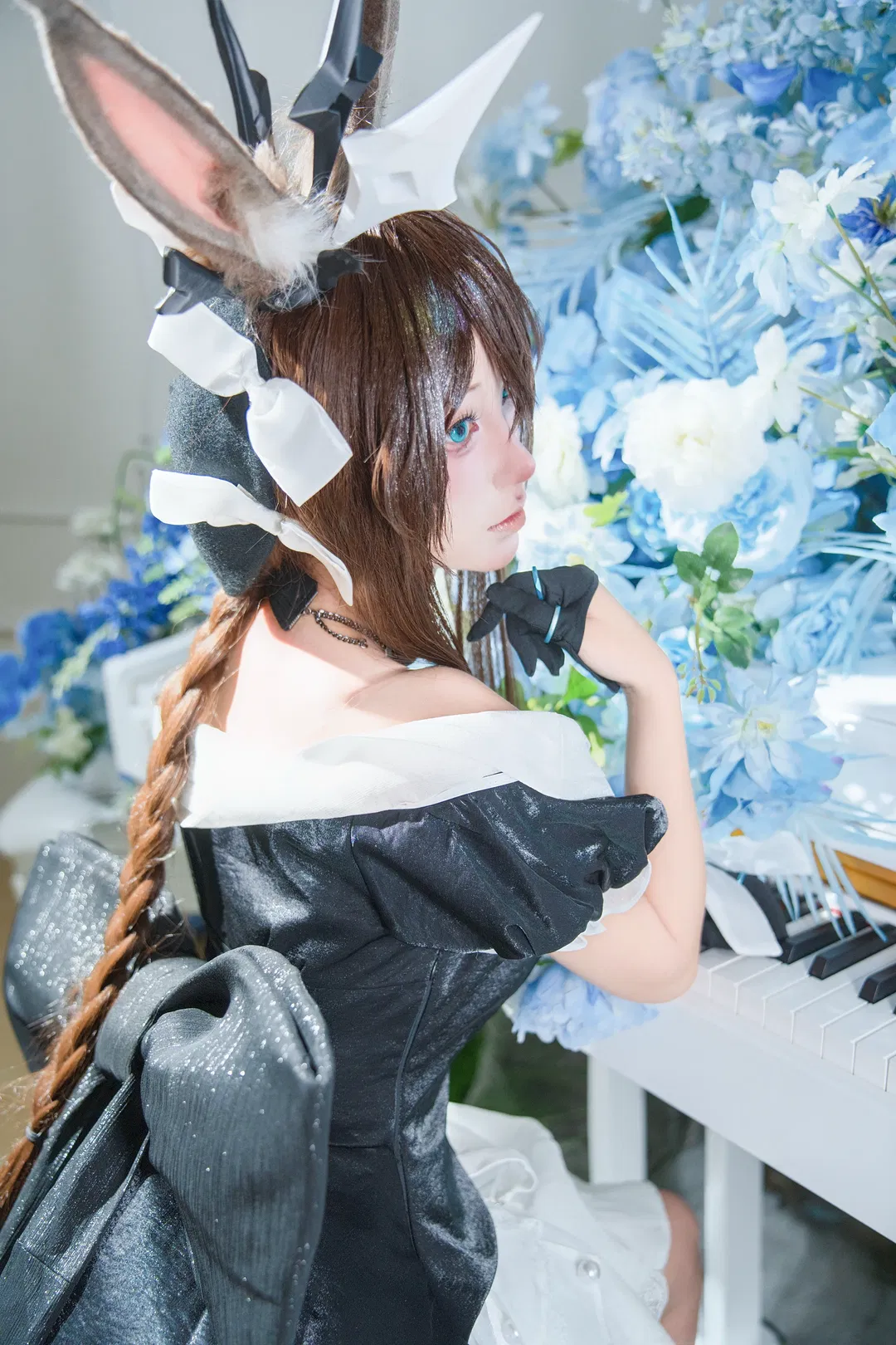 【阿米娅cos】白钢琴与蓝花丛交织，明日方舟日服六周年的花束之约 - 第 2 张