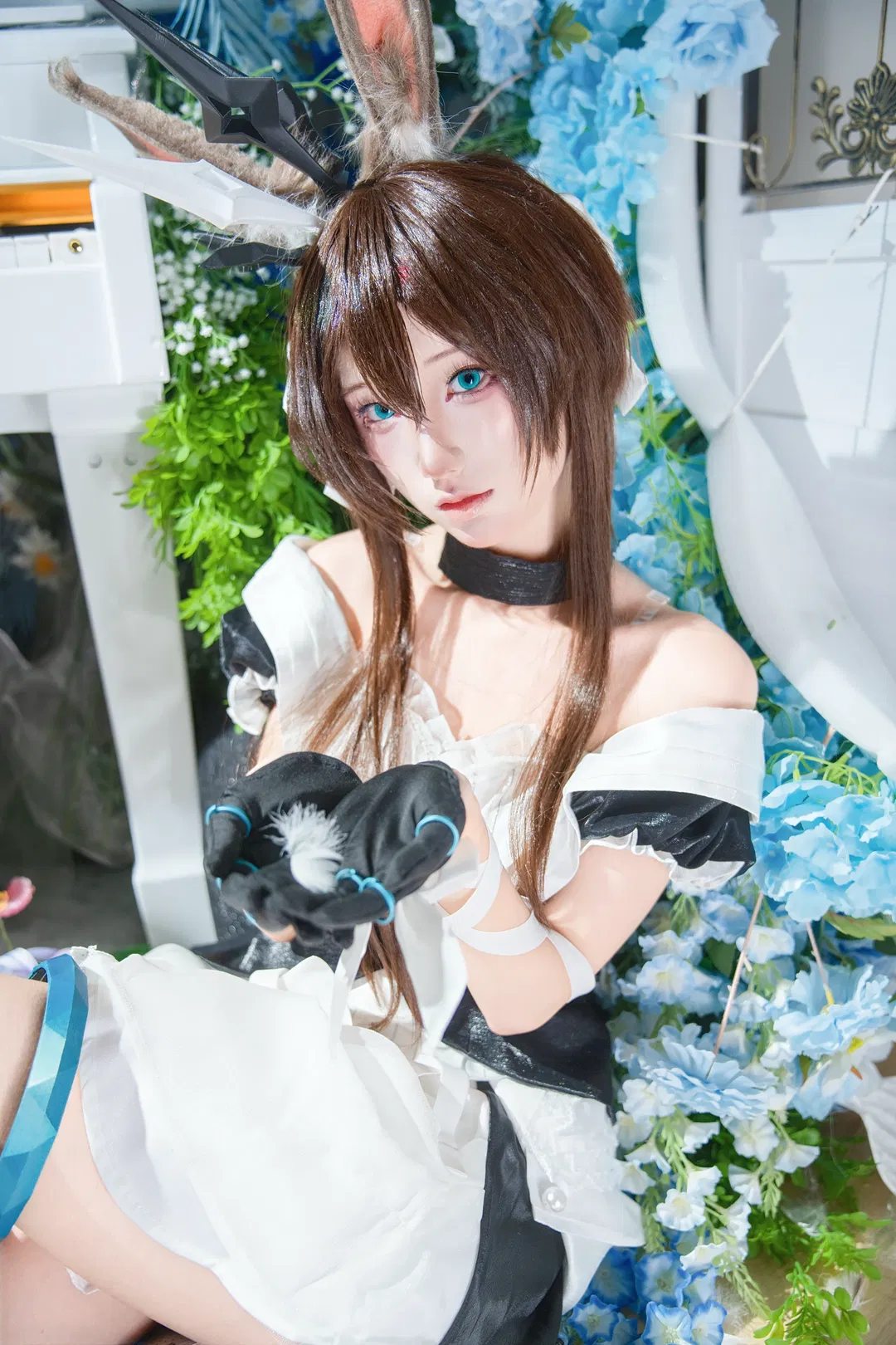 【阿米娅cos】白钢琴与蓝花丛交织，明日方舟日服六周年的花束之约 - 第 3 张