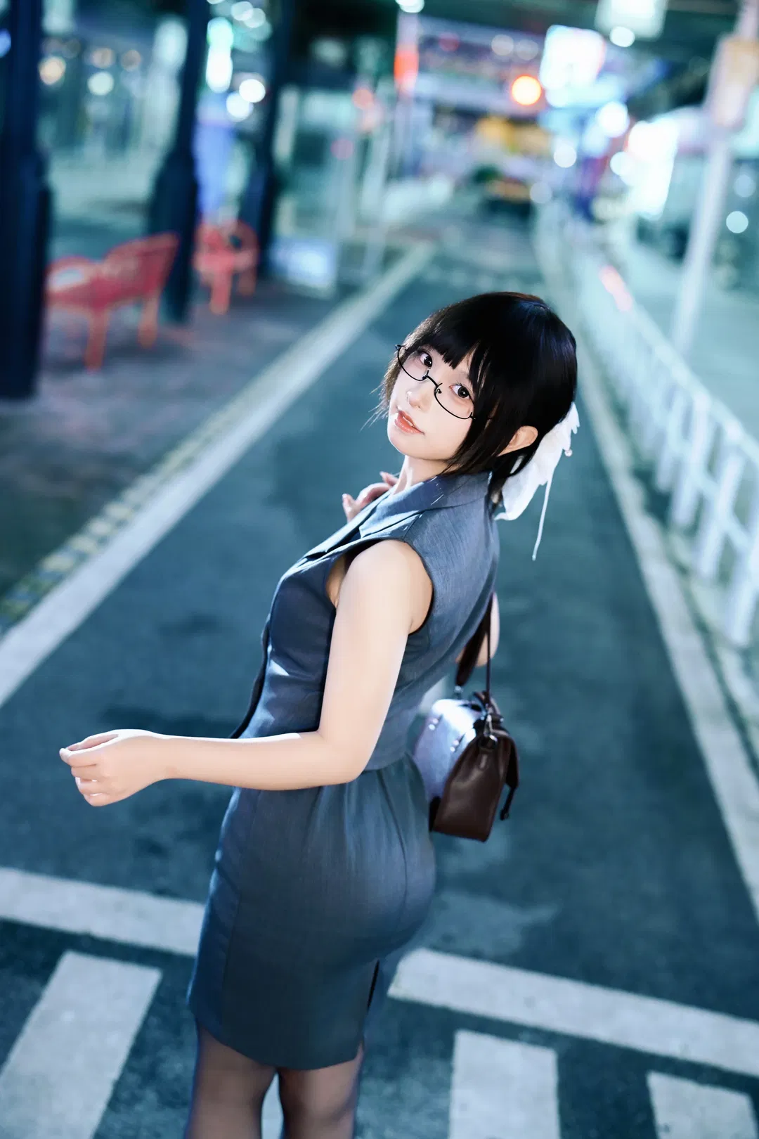 灰马甲与黑丝的职场风穿搭，深夜街头的复古日系写真 - 第 4 张