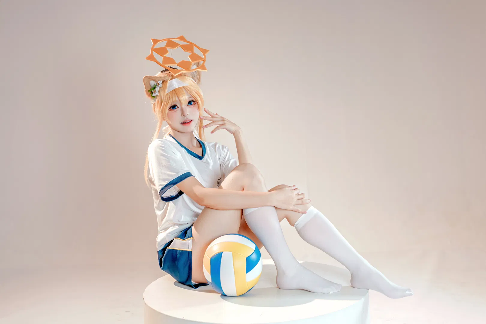 【伊落玛丽cos】蔚蓝档案运动风白丝少女 - 第 4 张