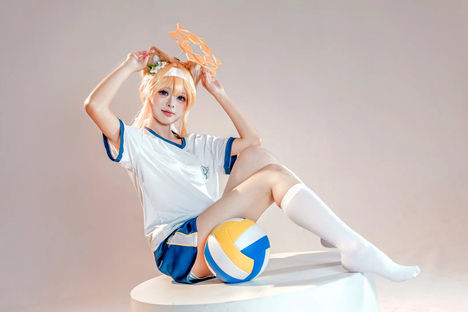 【伊落玛丽cos】蔚蓝档案运动风白丝少女 - 第 6 张