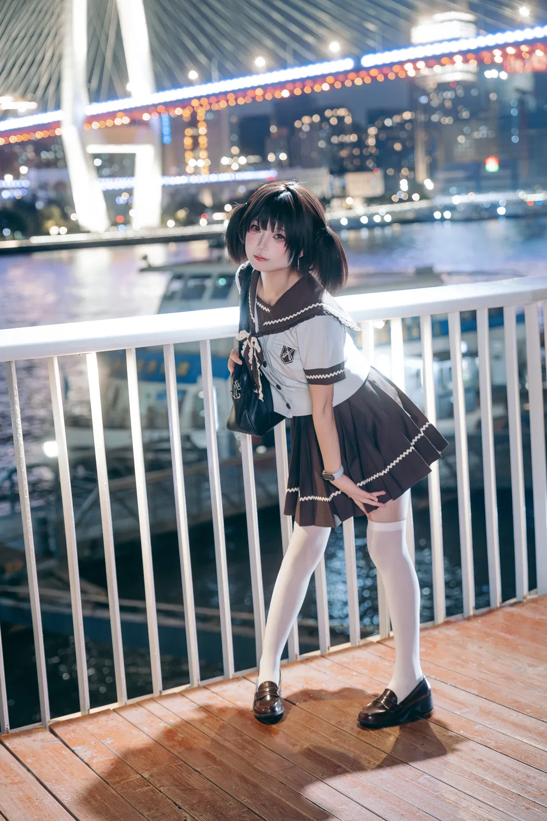 江风与璀璨灯火下的水手服夜景摄影 - 第 1 张