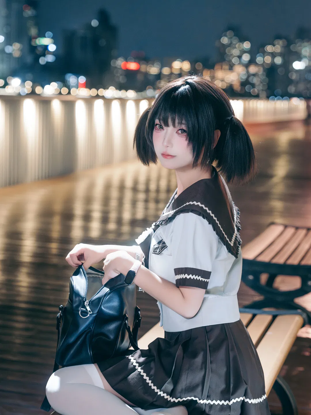 江风与璀璨灯火下的水手服夜景摄影 - 第 10 张