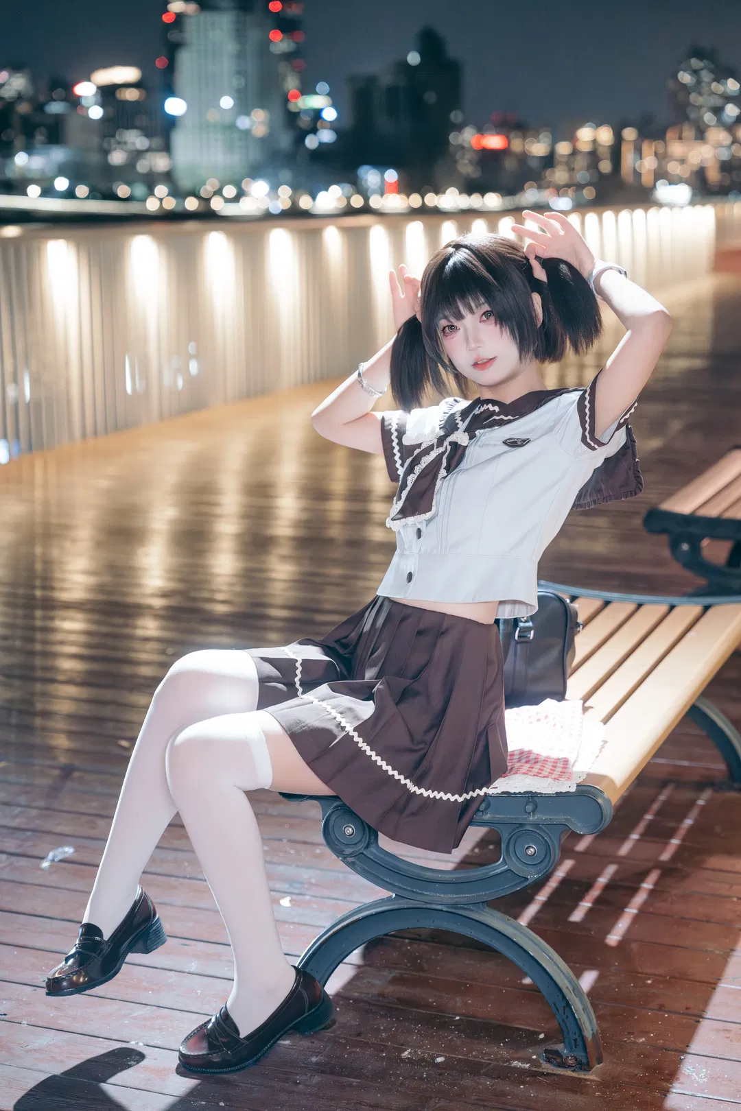 江风与璀璨灯火下的水手服夜景摄影 - 第 8 张