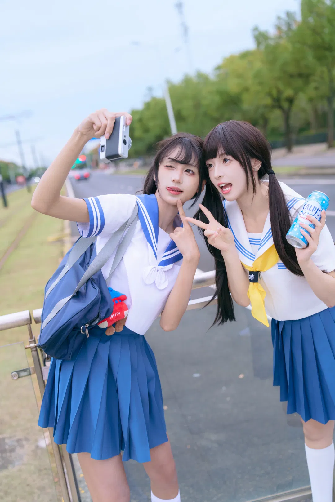 双人日系水手服写真 铁道旁的青春定格 - 第 1 张