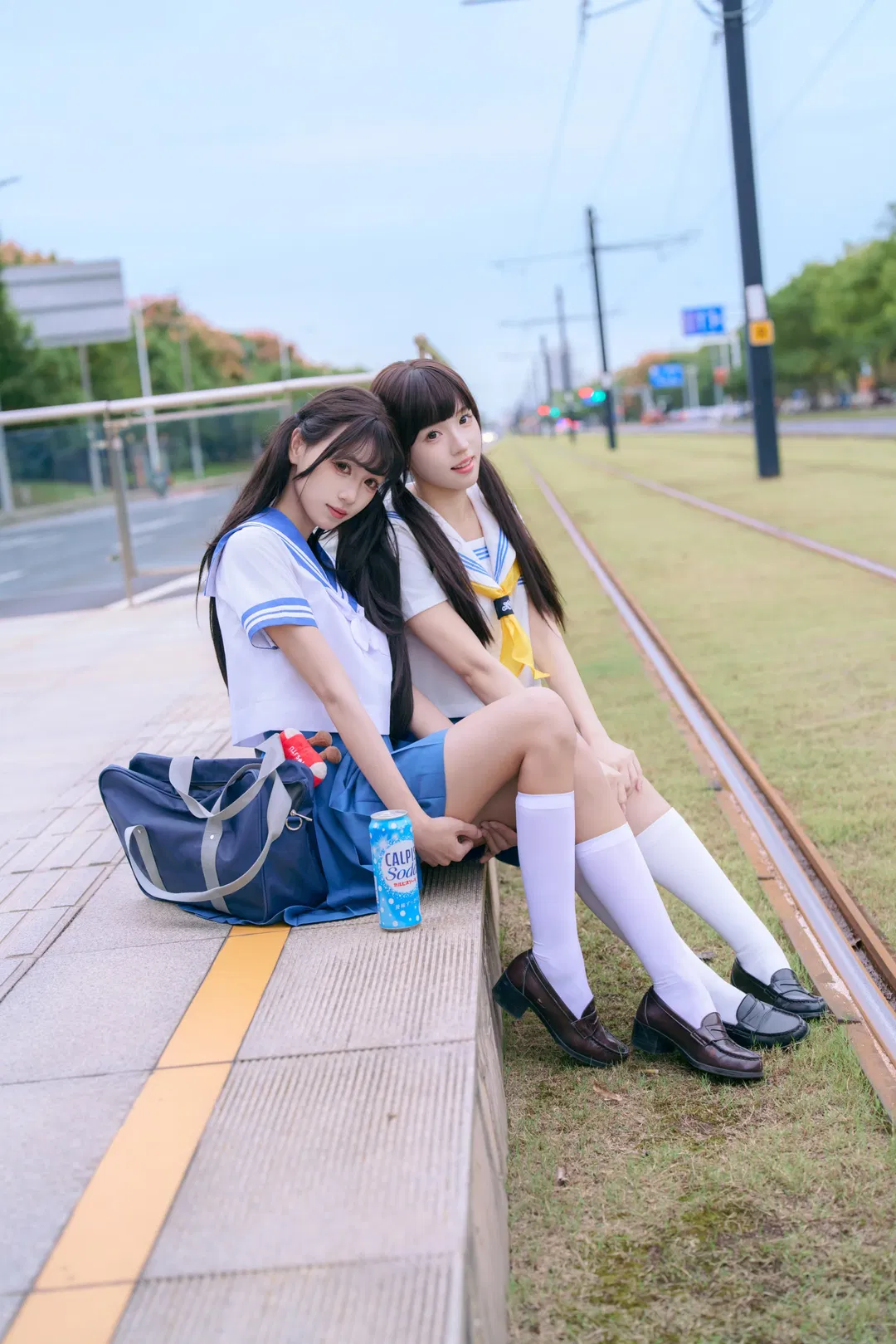 双人日系水手服写真 铁道旁的青春定格 - 第 3 张