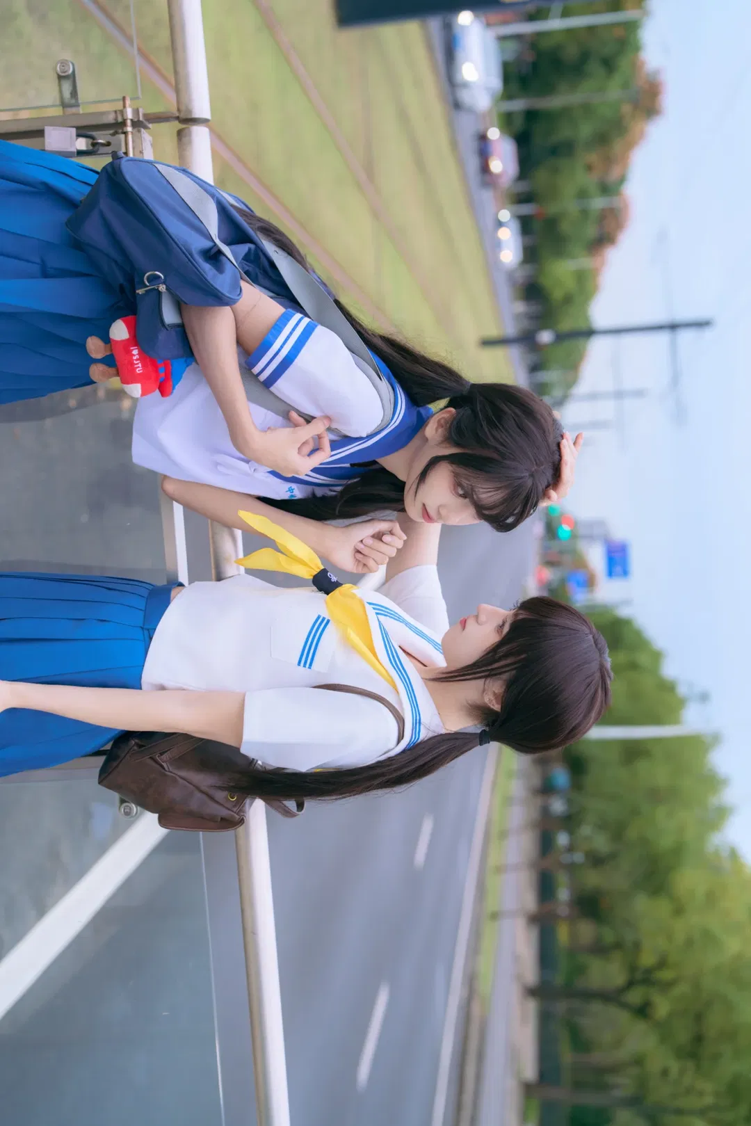 双人日系水手服写真 铁道旁的青春定格 - 第 4 张