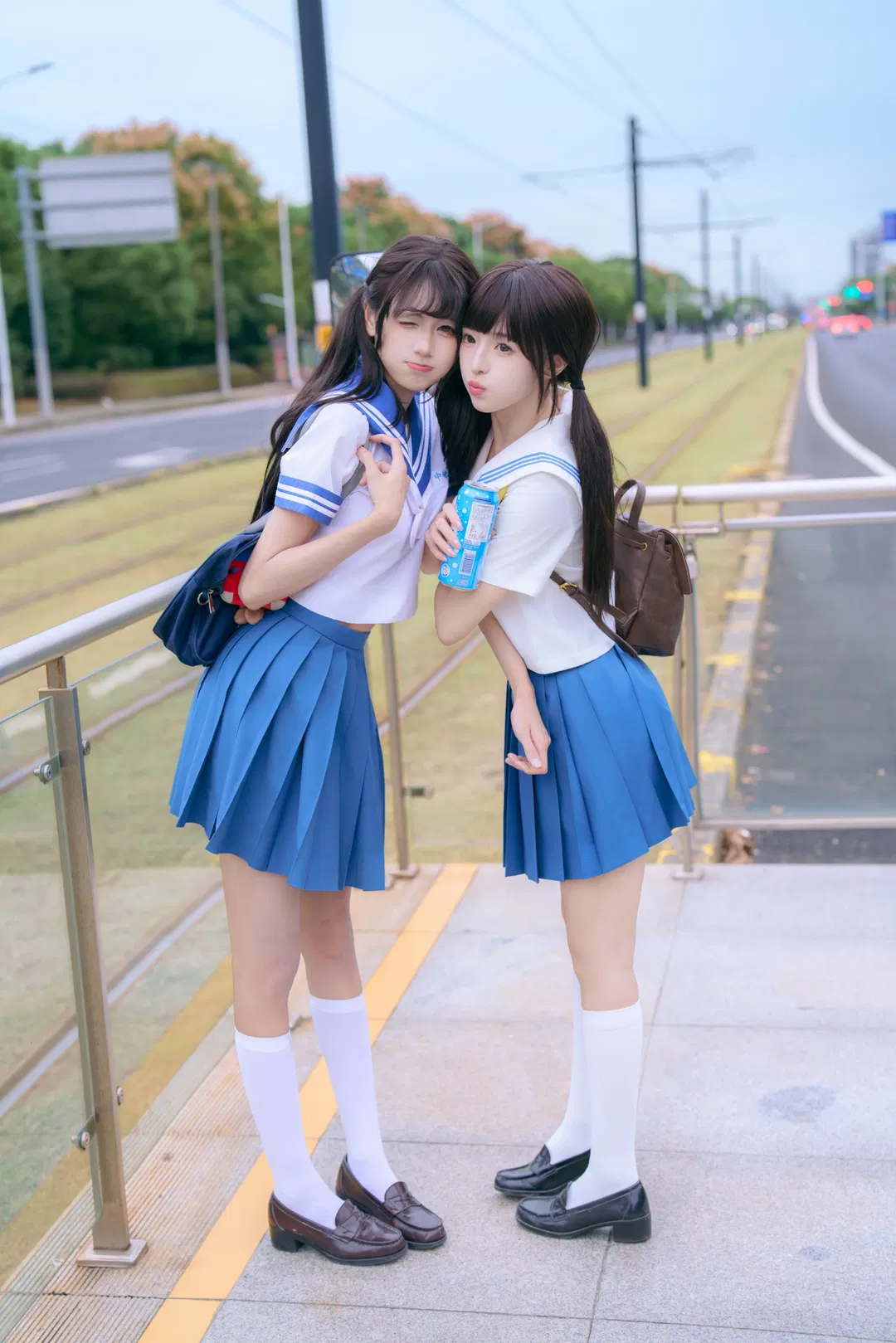 双人日系水手服写真 铁道旁的青春定格 - 第 5 张