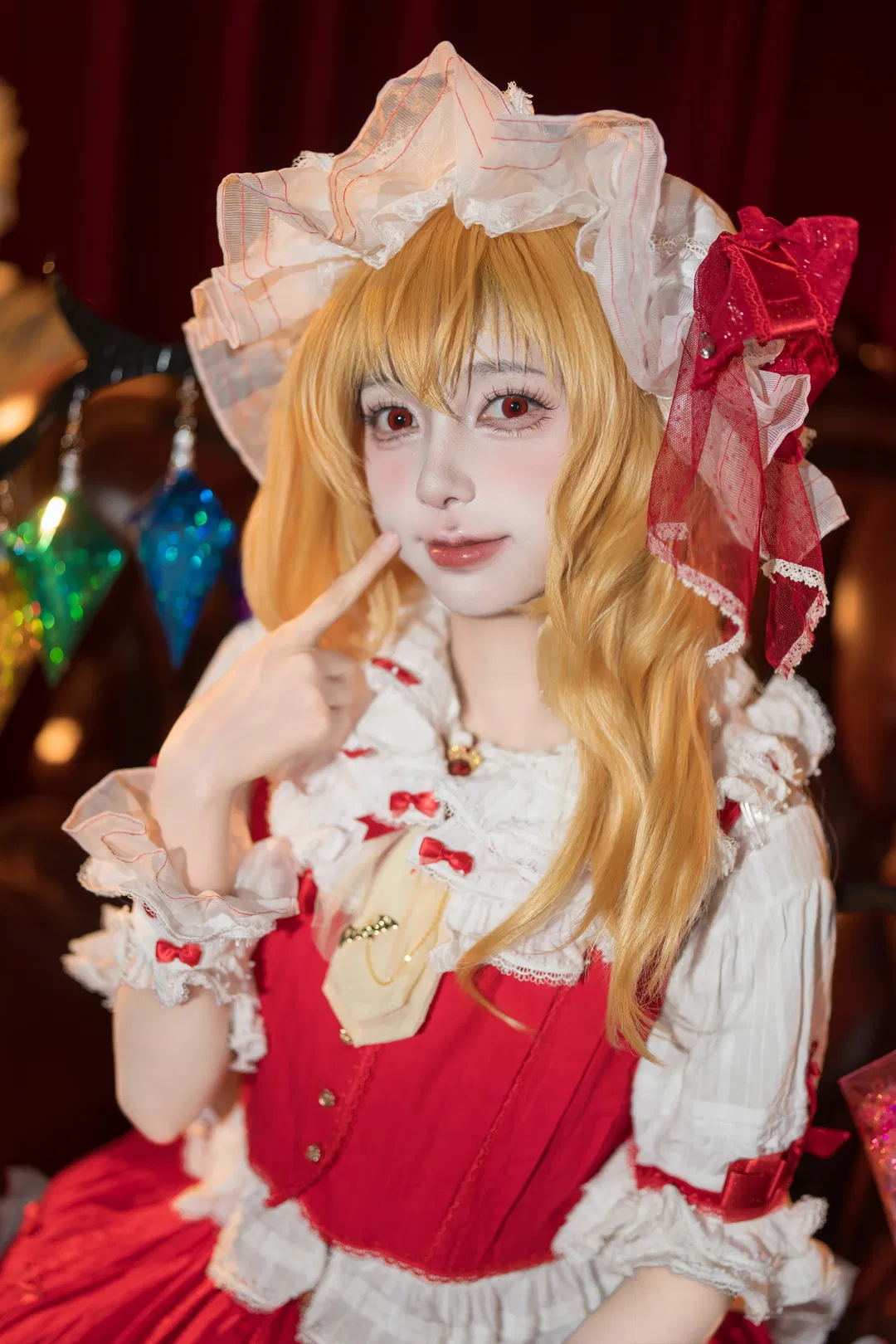【芙兰朵露cos】东方红魔乡红白洋装与复古舞台 - 第 1 张