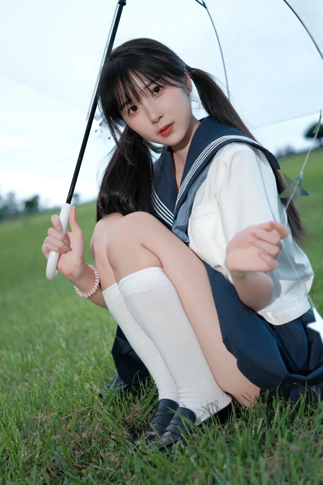 草地水手服兔子蹲，这姿势太考验核心了 - 第 1 张