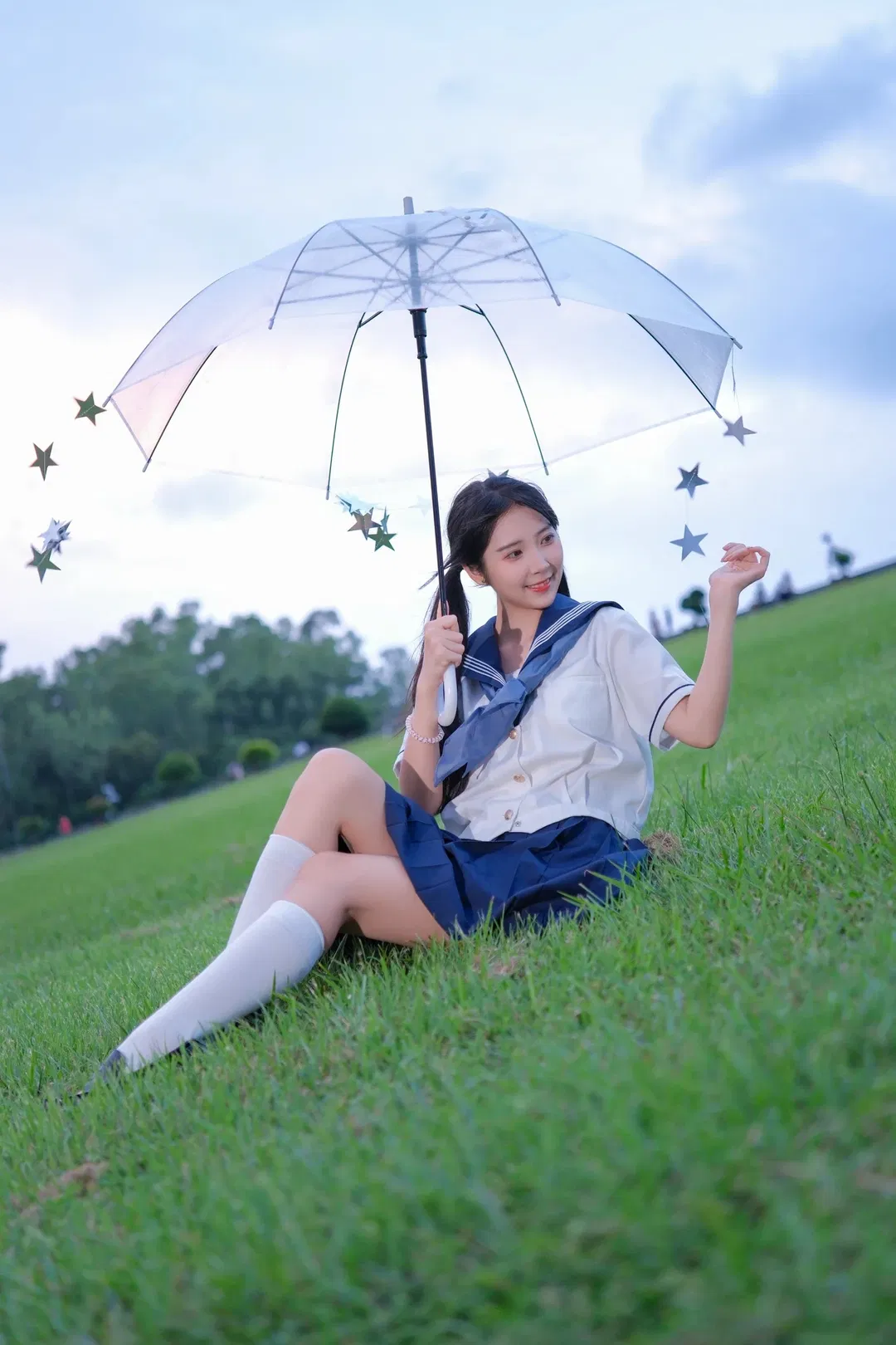 草地水手服兔子蹲，这姿势太考验核心了 - 第 2 张