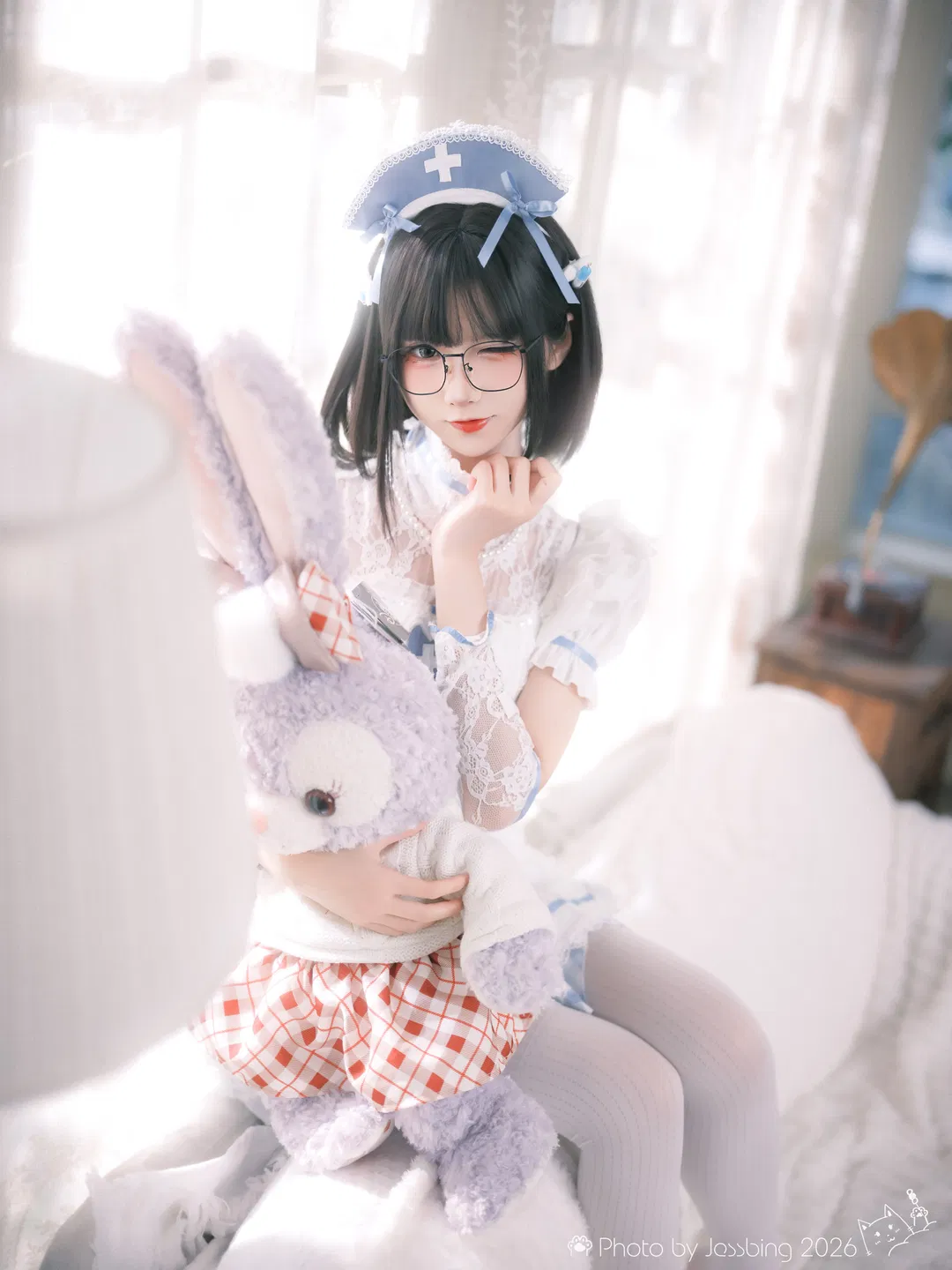 日系小护士写真，复古场景里的白丝制服体验 - 第 1 张