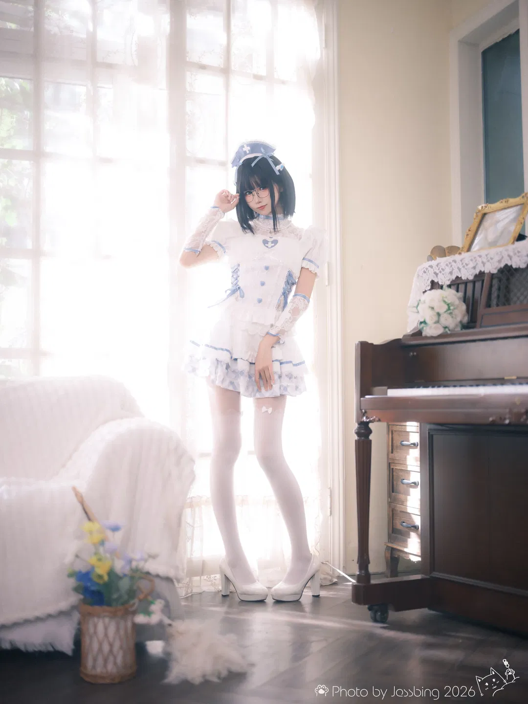日系小护士写真，复古场景里的白丝制服体验 - 第 5 张