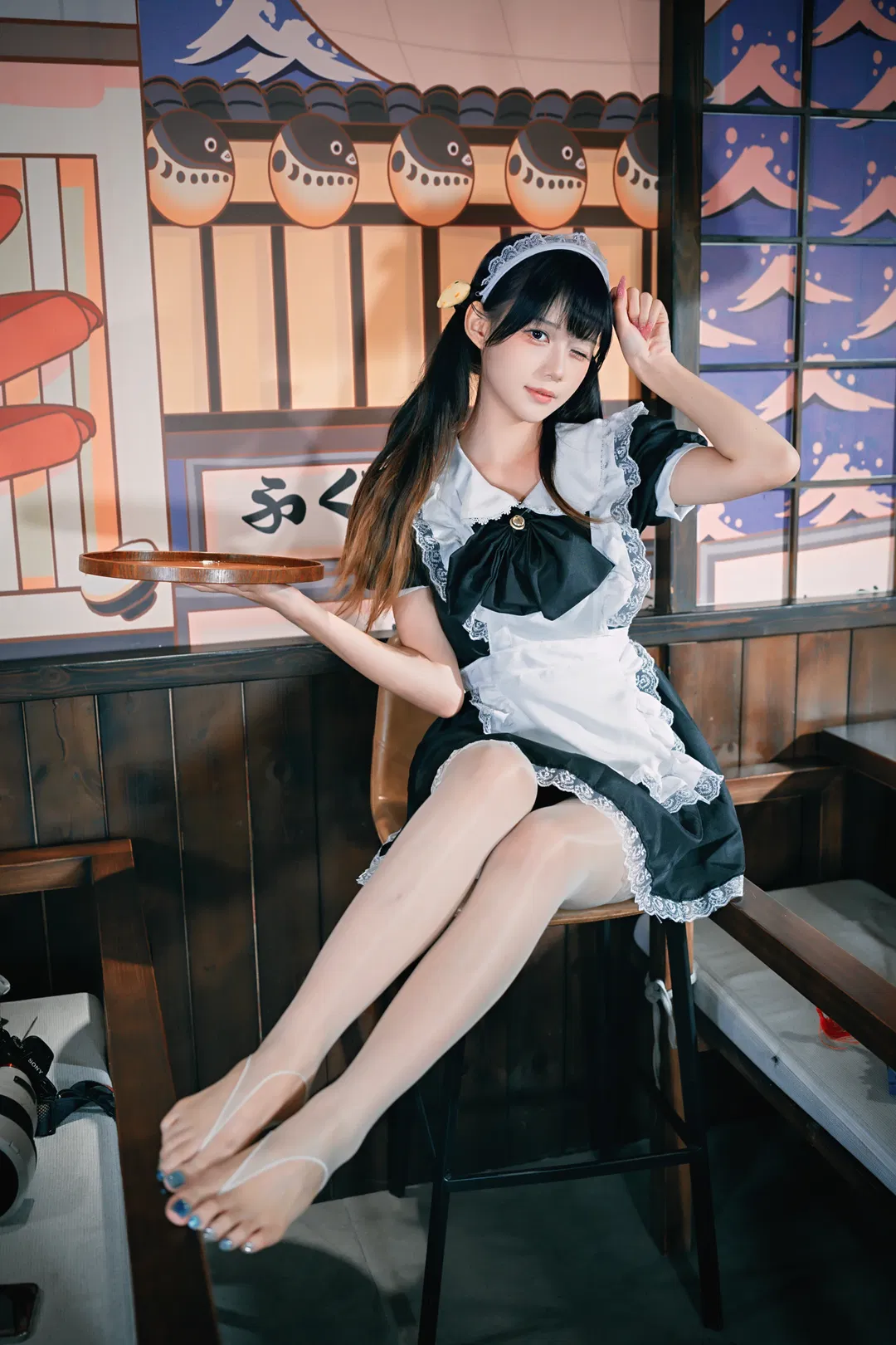 日式居酒屋里的黑白女仆，偷一段松弛的夜晚 - 第 1 张