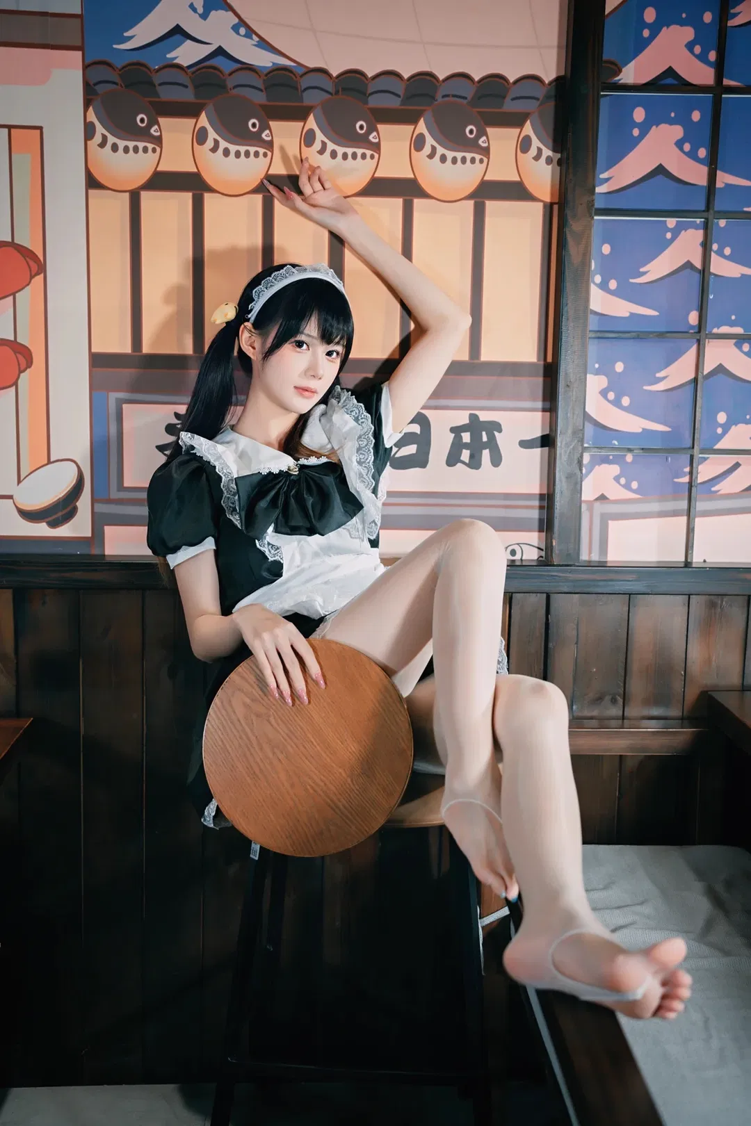 日式居酒屋里的黑白女仆，偷一段松弛的夜晚 - 第 2 张