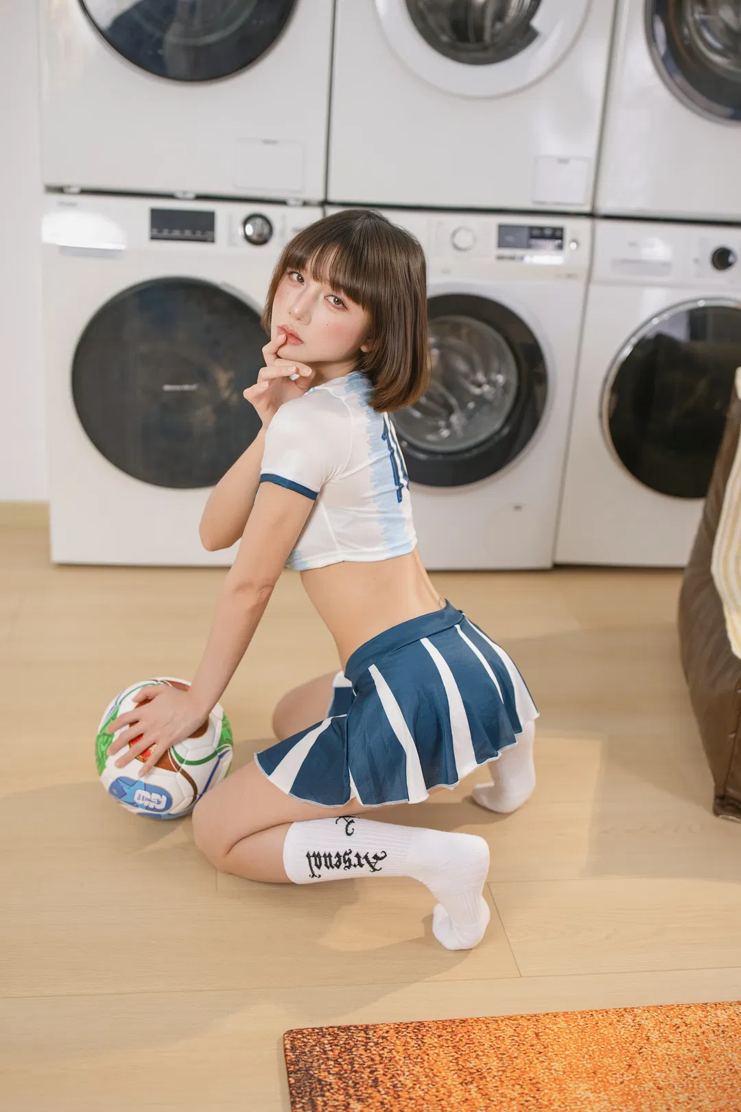 运动风少女的足球宝贝写真，蓝白格调太夏天了 - 第 2 张