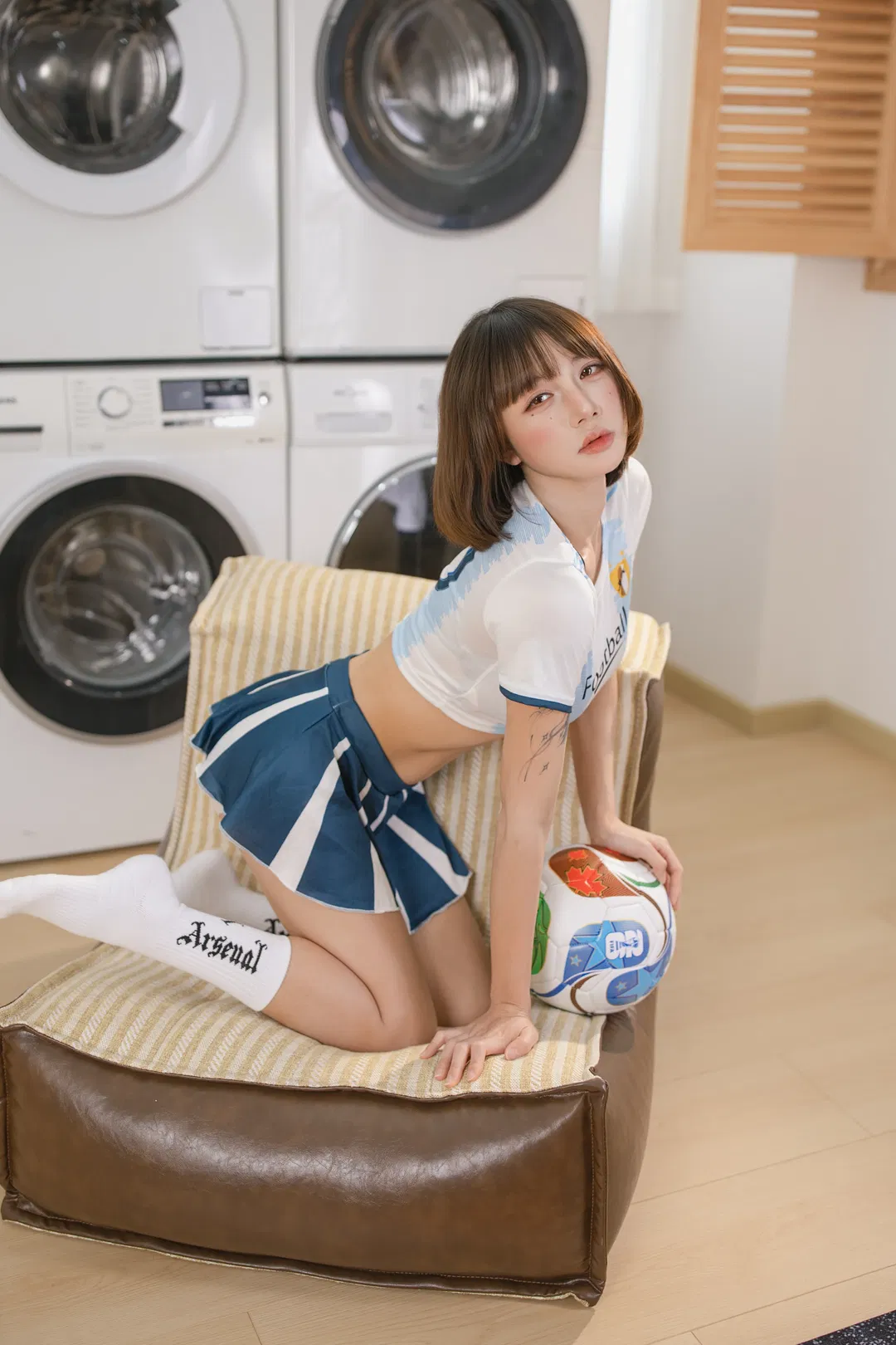 运动风少女的足球宝贝写真，蓝白格调太夏天了 - 第 7 张