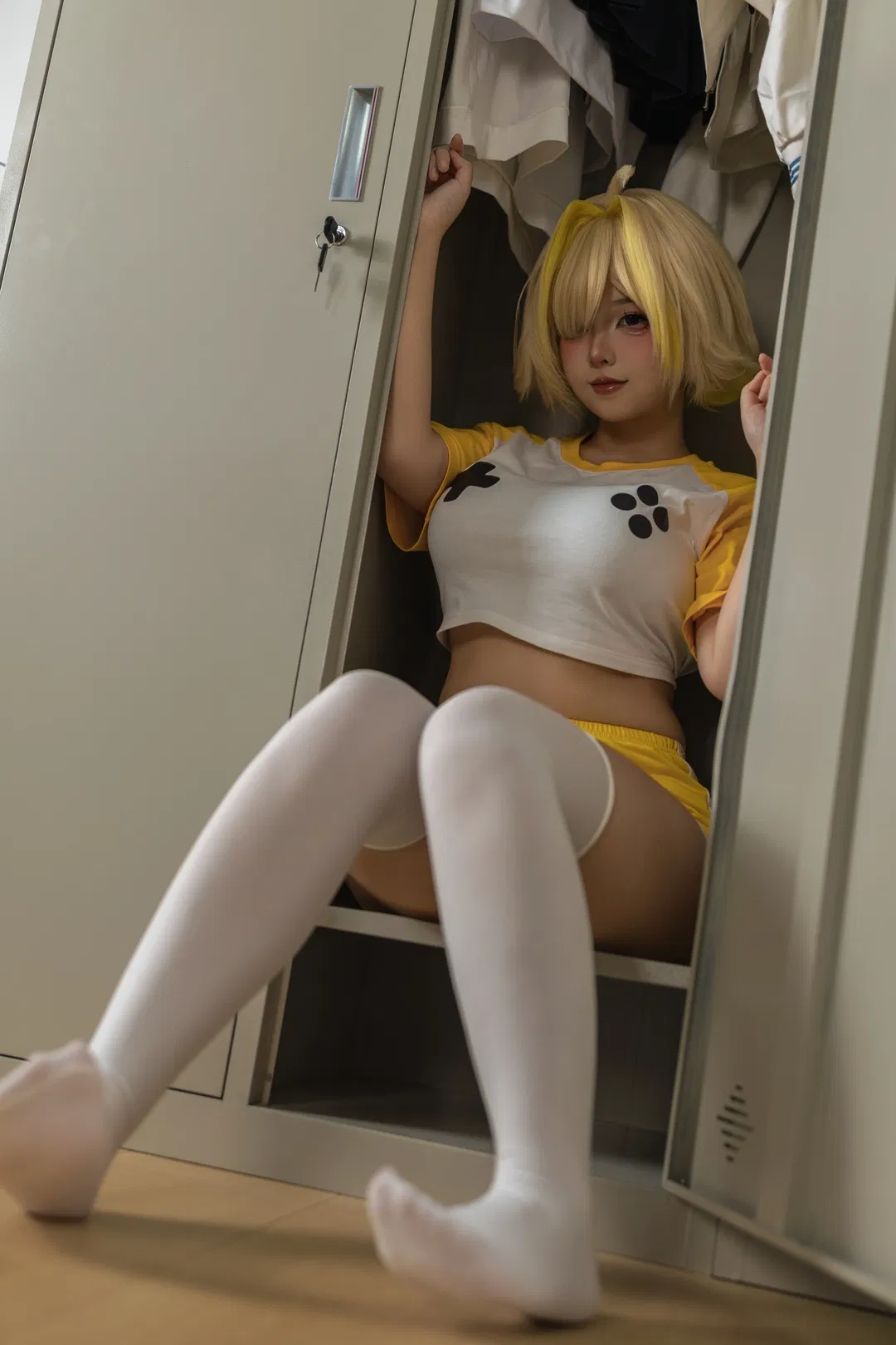 【伊莱格cos】胜利女神nikke体操服捉迷藏，肉腿少女的日常 - 第 1 张